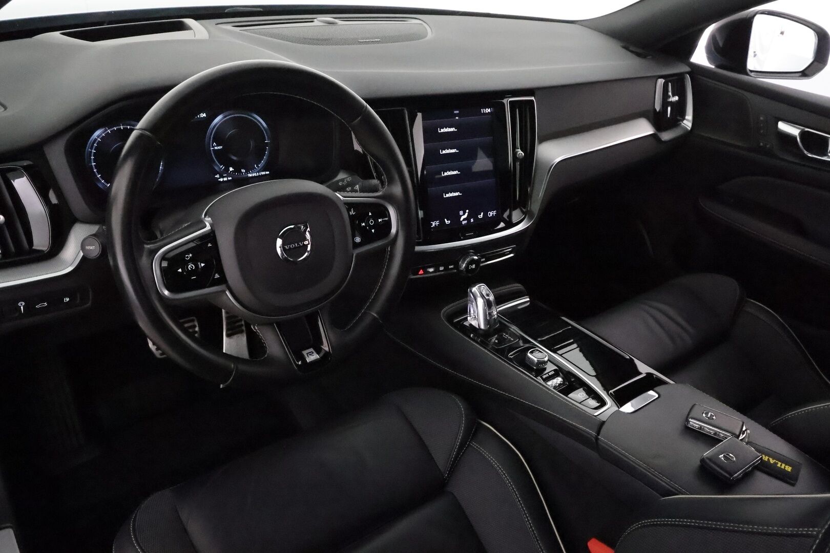 Volvo V60 2019 T8 AWD R-Design aut **Adapt.vakkari / H&K / 360° / Muistipenkit / Koukku / Webasto / Full LED / Panorama / HUD** - Suomi-auto / Merkkihuollettu / Kahdet renkaat aluvanteilla / Penkinlämmittimet takana / Ratinlämmitin / Sportti puolinahat / BLIS