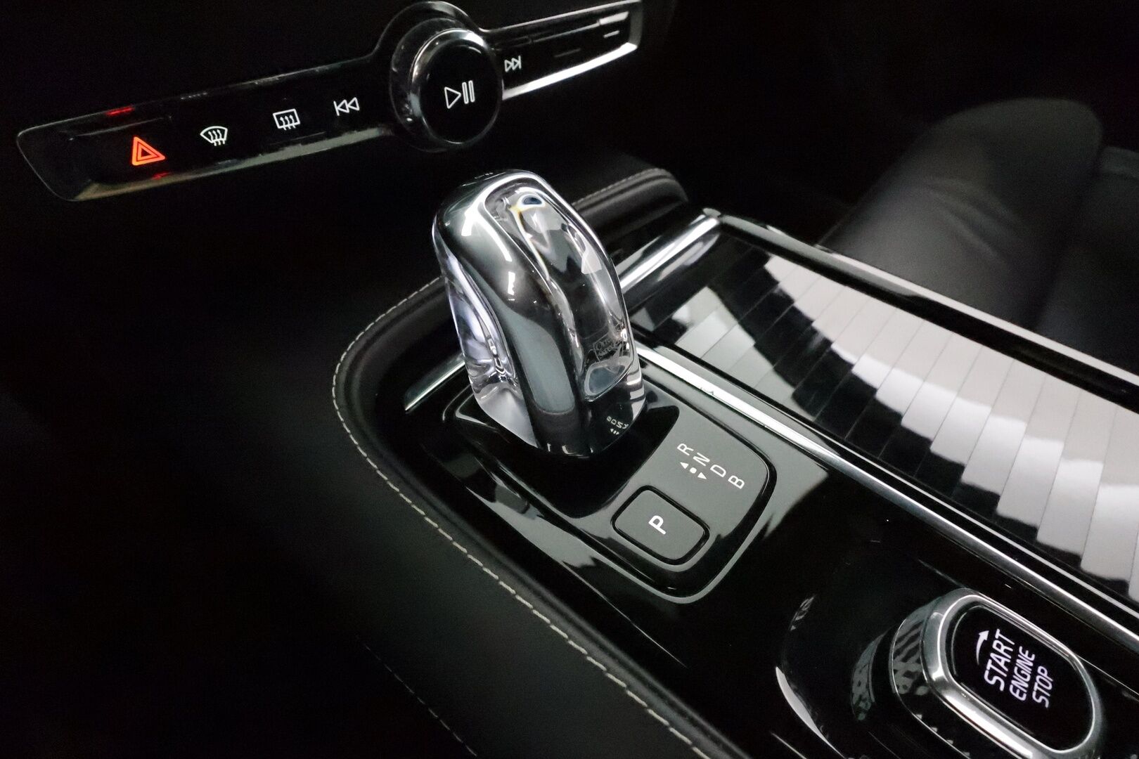 Volvo V60 2019 T8 AWD R-Design aut **Adapt.vakkari / H&K / 360° / Muistipenkit / Koukku / Webasto / Full LED / Panorama / HUD** - Suomi-auto / Merkkihuollettu / Kahdet renkaat aluvanteilla / Penkinlämmittimet takana / Ratinlämmitin / Sportti puolinahat / BLIS