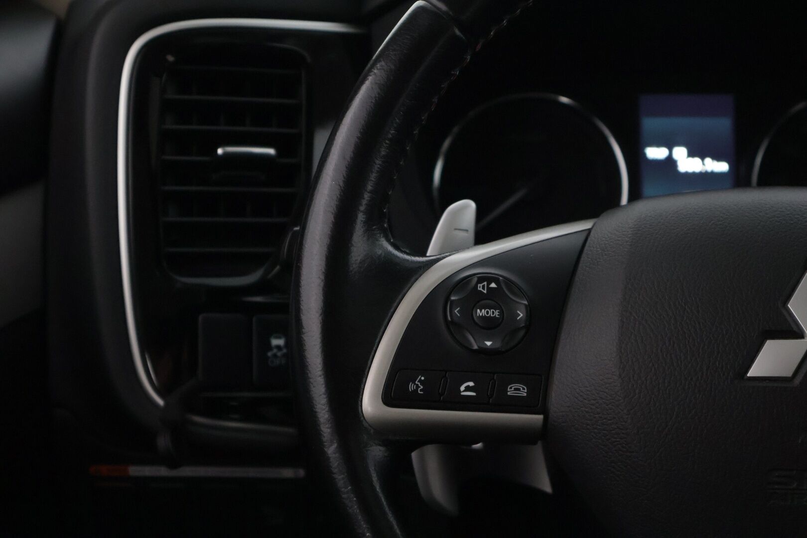 Mitsubishi Outlander PHEV 2014 Instyle Navi 4WD 5P * Nahat / Panoraama / Navi / Peruutuskamera / Rockford Premium Audio / Keylessgo * - * Juuri katsastettu / Hyvillä varusteilla  * 