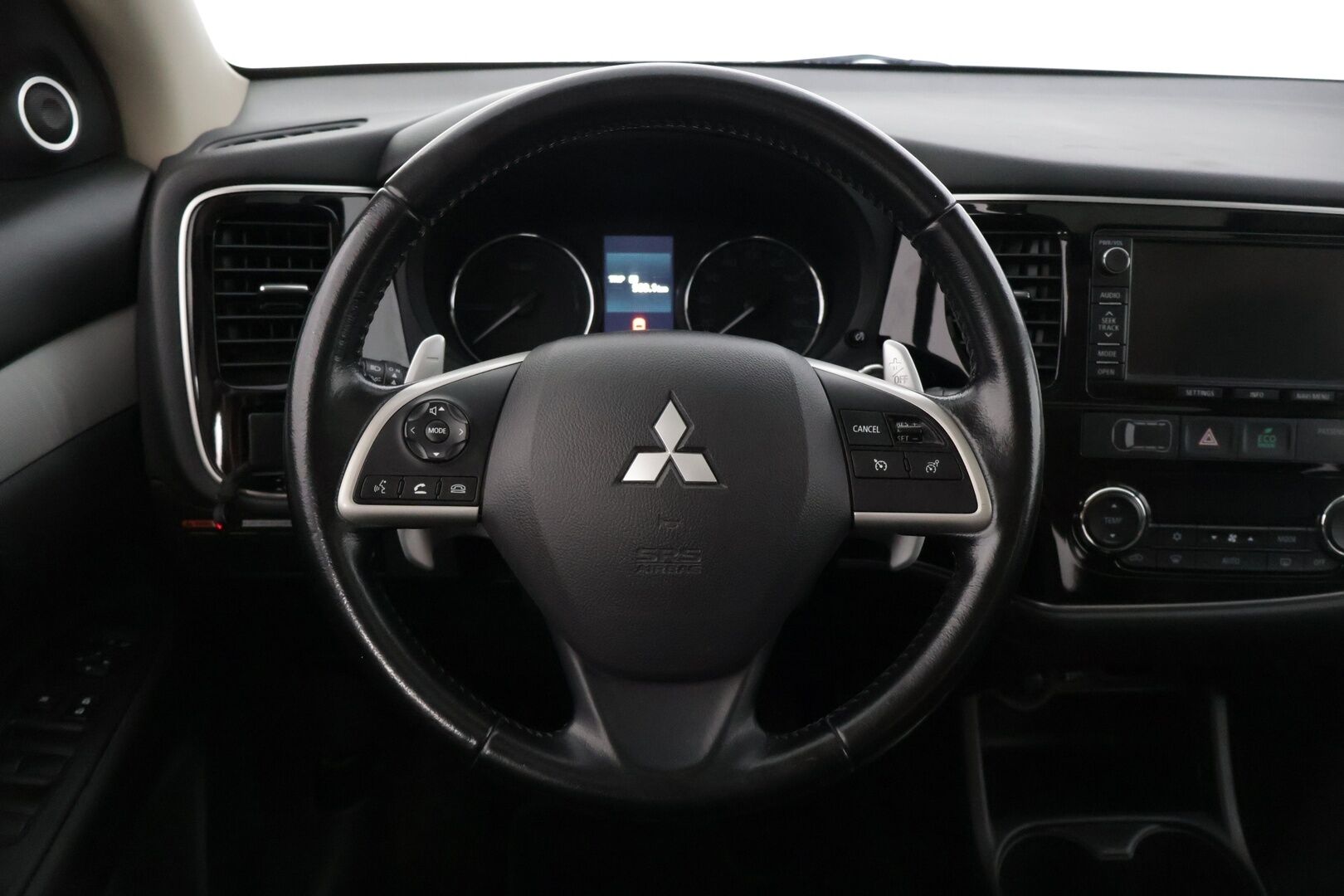 Mitsubishi Outlander PHEV 2014 Instyle Navi 4WD 5P * Nahat / Panoraama / Navi / Peruutuskamera / Rockford Premium Audio / Keylessgo * - * Juuri katsastettu / Hyvillä varusteilla  * 