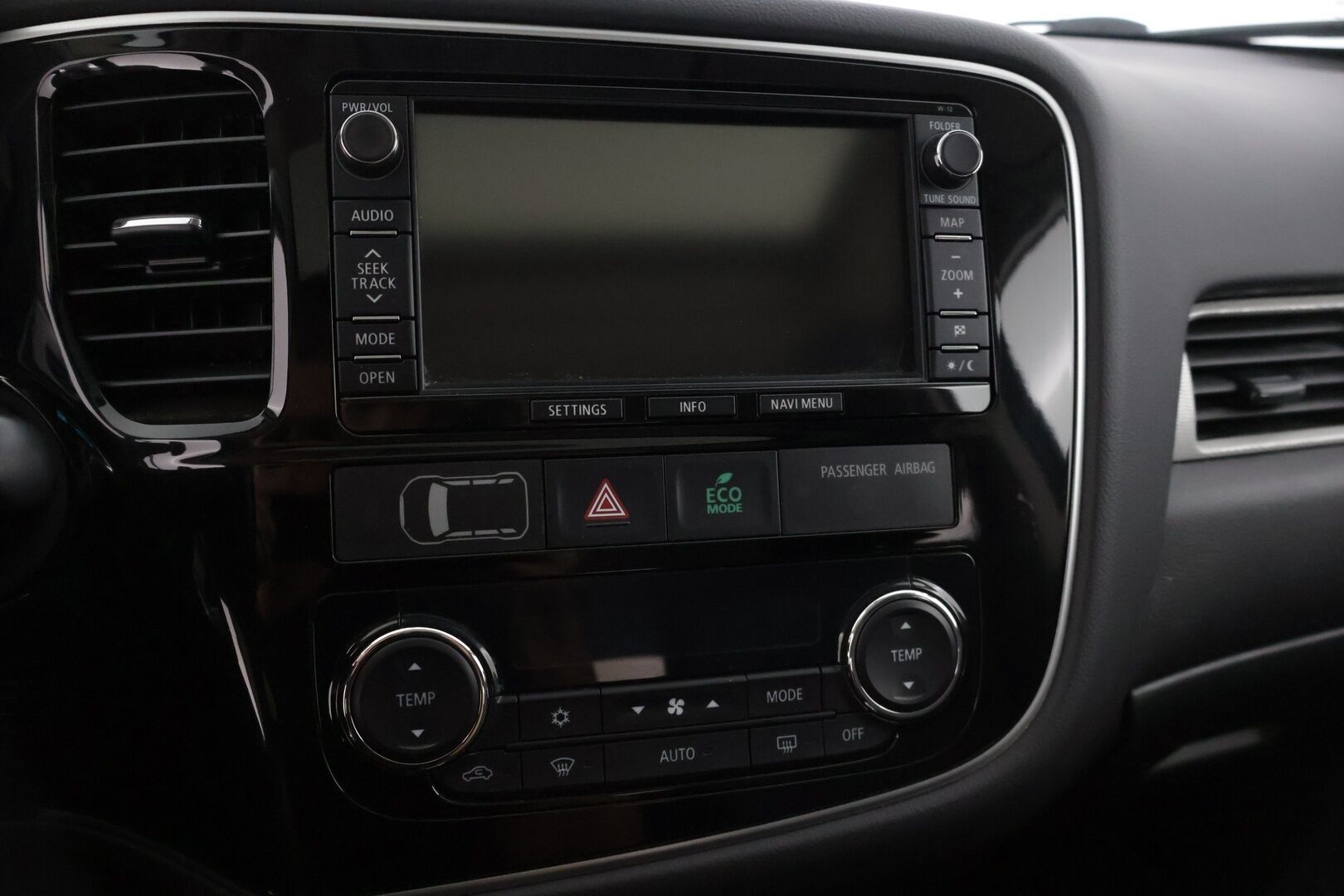 Mitsubishi Outlander PHEV 2014 Instyle Navi 4WD 5P * Nahat / Panoraama / Navi / Peruutuskamera / Rockford Premium Audio / Keylessgo * - * Juuri katsastettu / Hyvillä varusteilla  * 