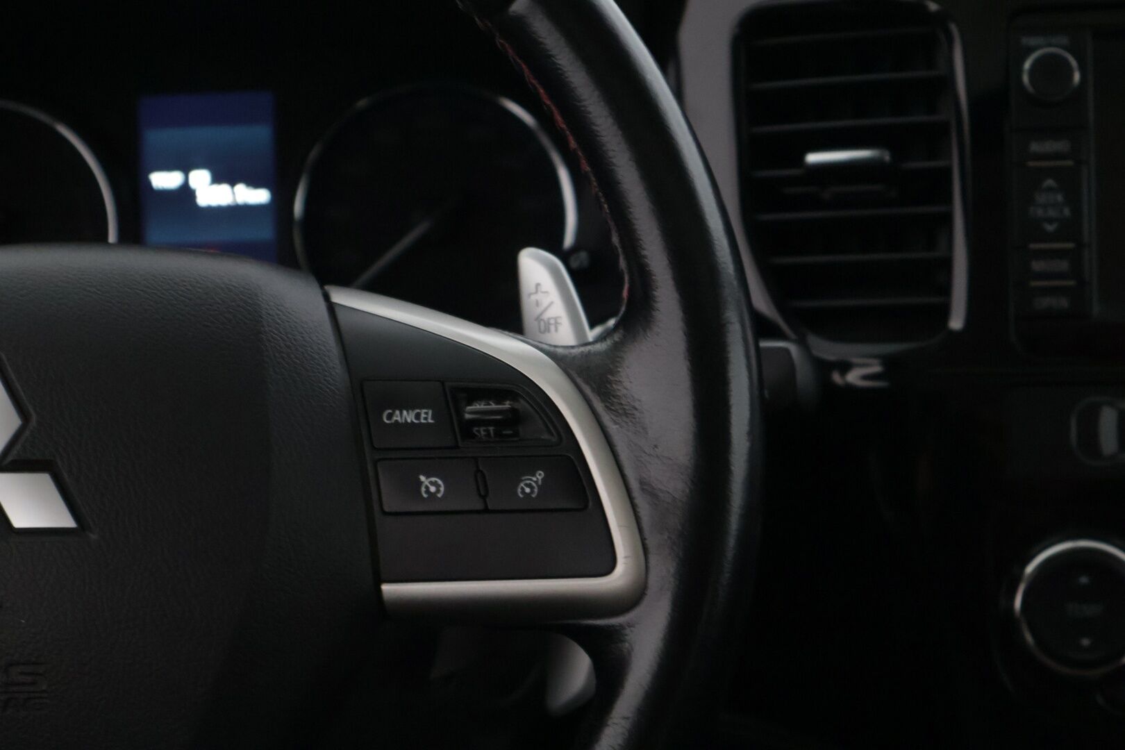 Mitsubishi Outlander PHEV 2014 Instyle Navi 4WD 5P * Nahat / Panoraama / Navi / Peruutuskamera / Rockford Premium Audio / Keylessgo * - * Juuri katsastettu / Hyvillä varusteilla  * 
