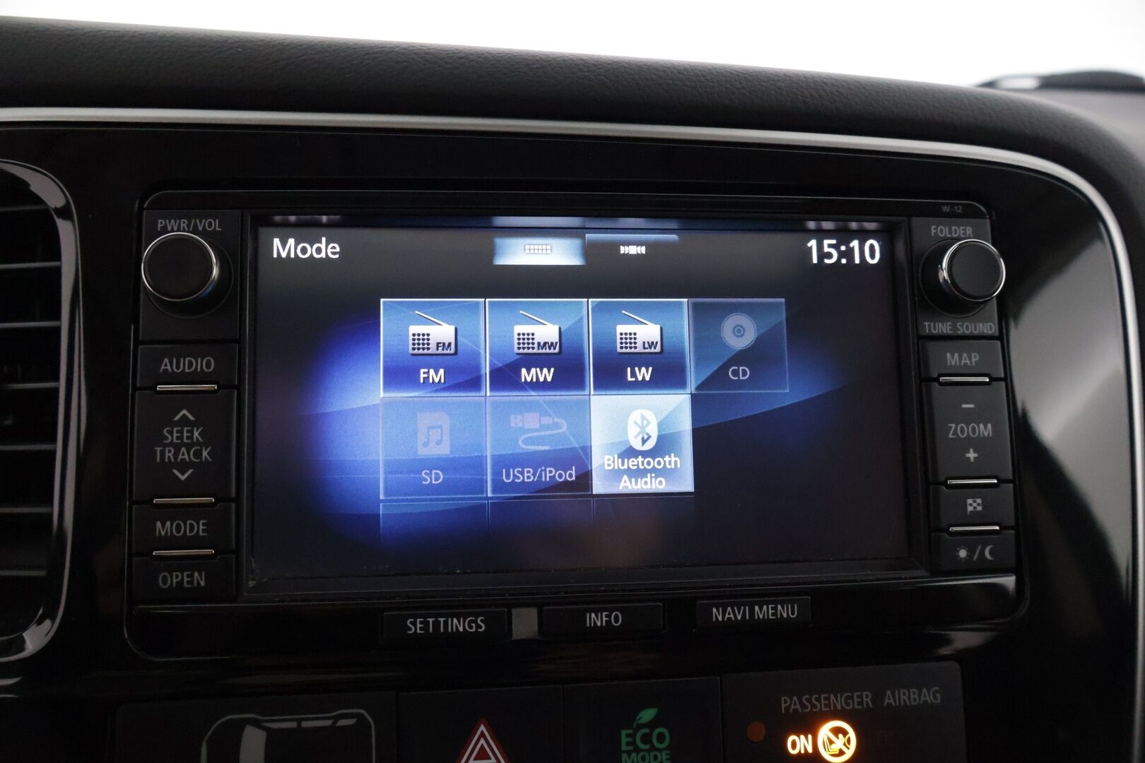 Mitsubishi Outlander PHEV 2014 Instyle Navi 4WD 5P * Nahat / Panoraama / Navi / Peruutuskamera / Rockford Premium Audio / Keylessgo * - * Juuri katsastettu / Hyvillä varusteilla  * 