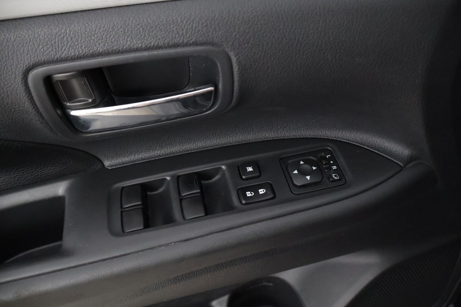 Mitsubishi Outlander PHEV 2014 Instyle Navi 4WD 5P * Nahat / Panoraama / Navi / Peruutuskamera / Rockford Premium Audio / Keylessgo * - * Juuri katsastettu / Hyvillä varusteilla  * 