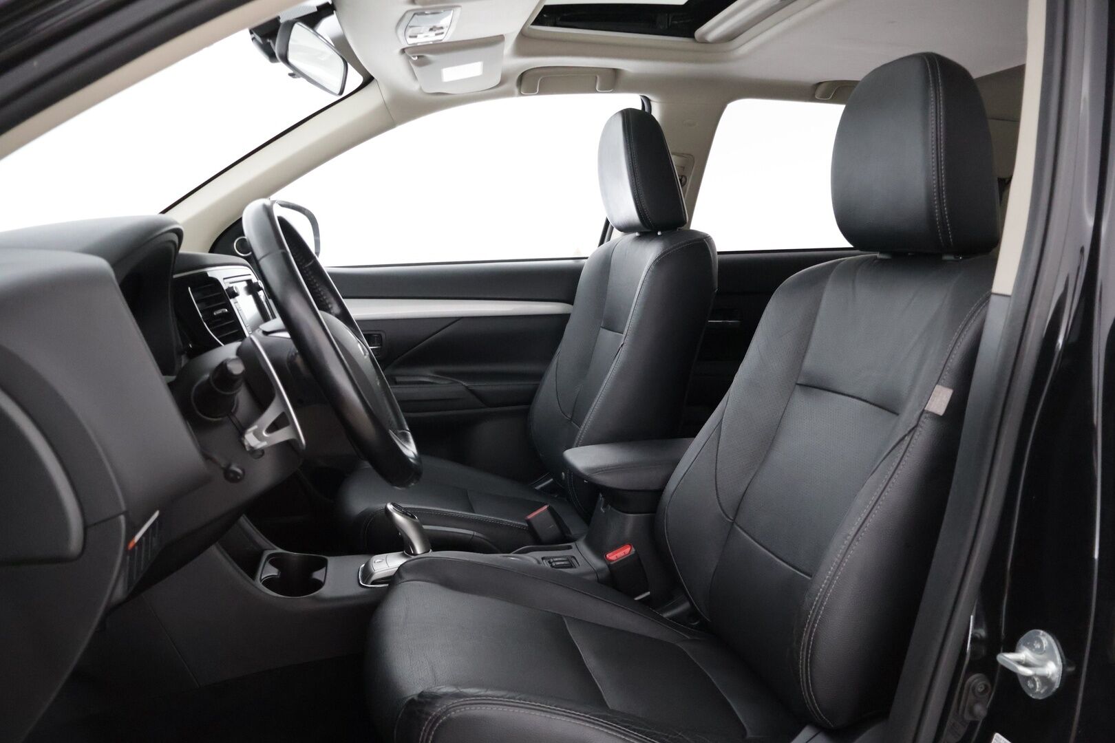 Mitsubishi Outlander PHEV 2014 Instyle Navi 4WD 5P * Nahat / Panoraama / Navi / Peruutuskamera / Rockford Premium Audio / Keylessgo * - * Juuri katsastettu / Hyvillä varusteilla  * 
