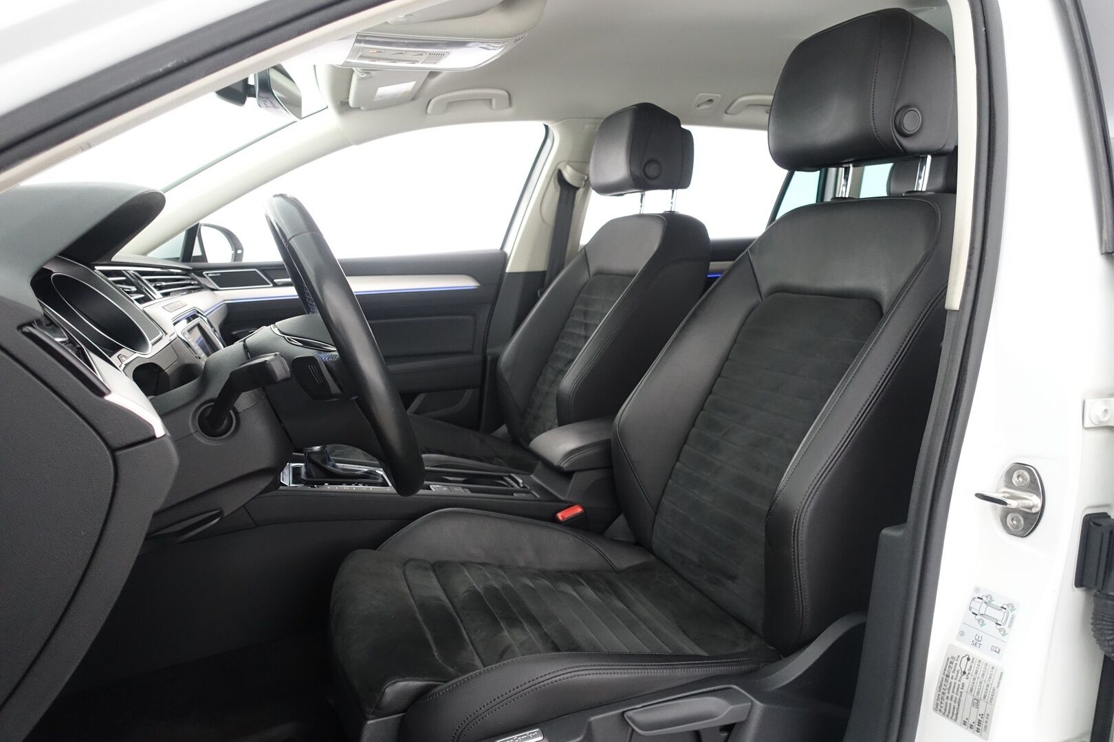 Volkswagen Passat 2017 Variant GTE Plug-In Hybrid 160 kW (218 hv) DSG  * ACC / Webasto / Dynaudio / Koukku / Nahka/Alcantara / P.Kamera * - 2 X Renkaat & Vanteet - HULLUT AVAJAISHULINAT KORKOTARJOUS 3,29 %