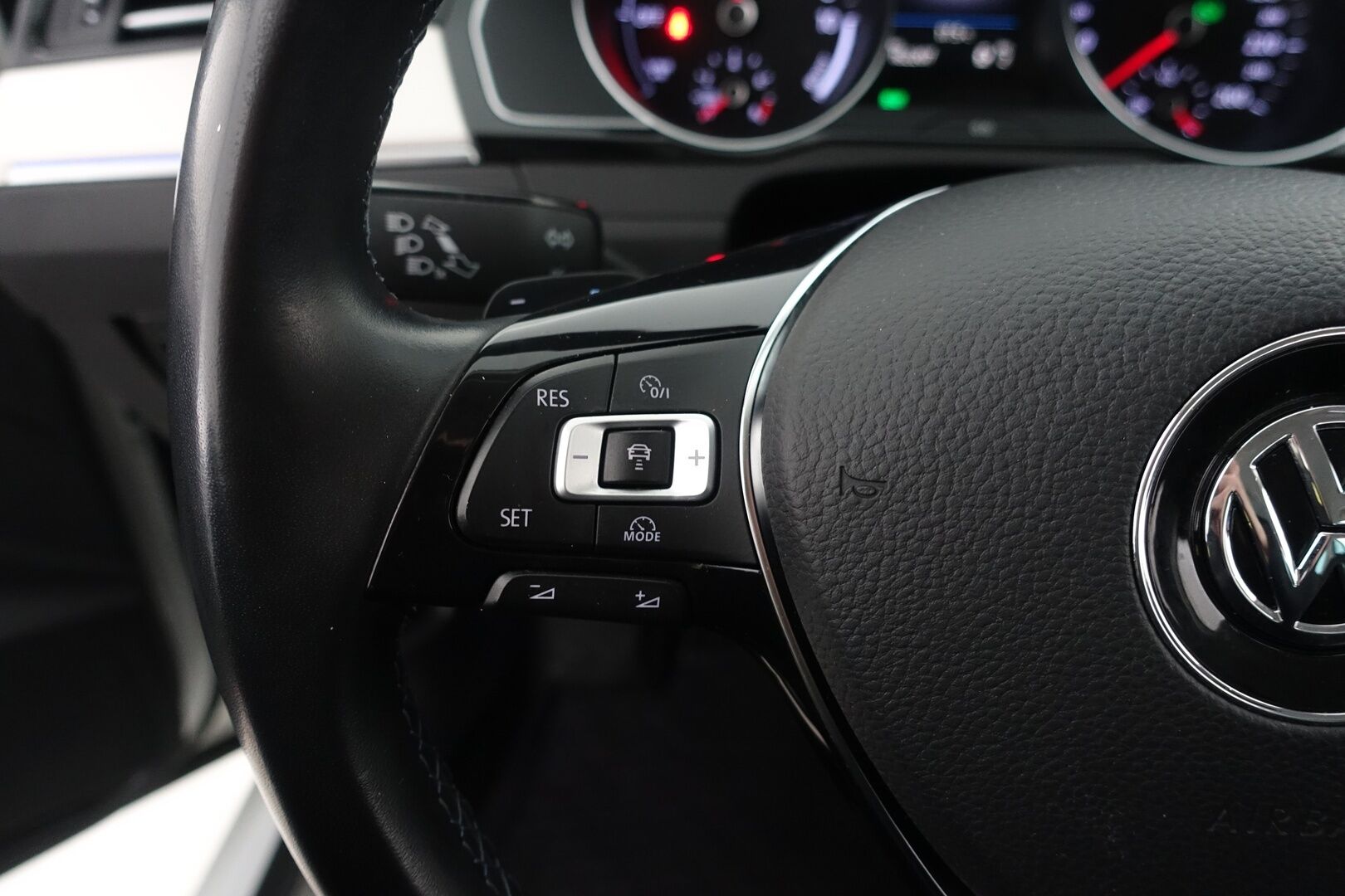 Volkswagen Passat 2017 Variant GTE Plug-In Hybrid 160 kW (218 hv) DSG  * ACC / Webasto / Dynaudio / Koukku / Nahka/Alcantara / P.Kamera * - 2 X Renkaat & Vanteet - HULLUT AVAJAISHULINAT KORKOTARJOUS 3,29 %