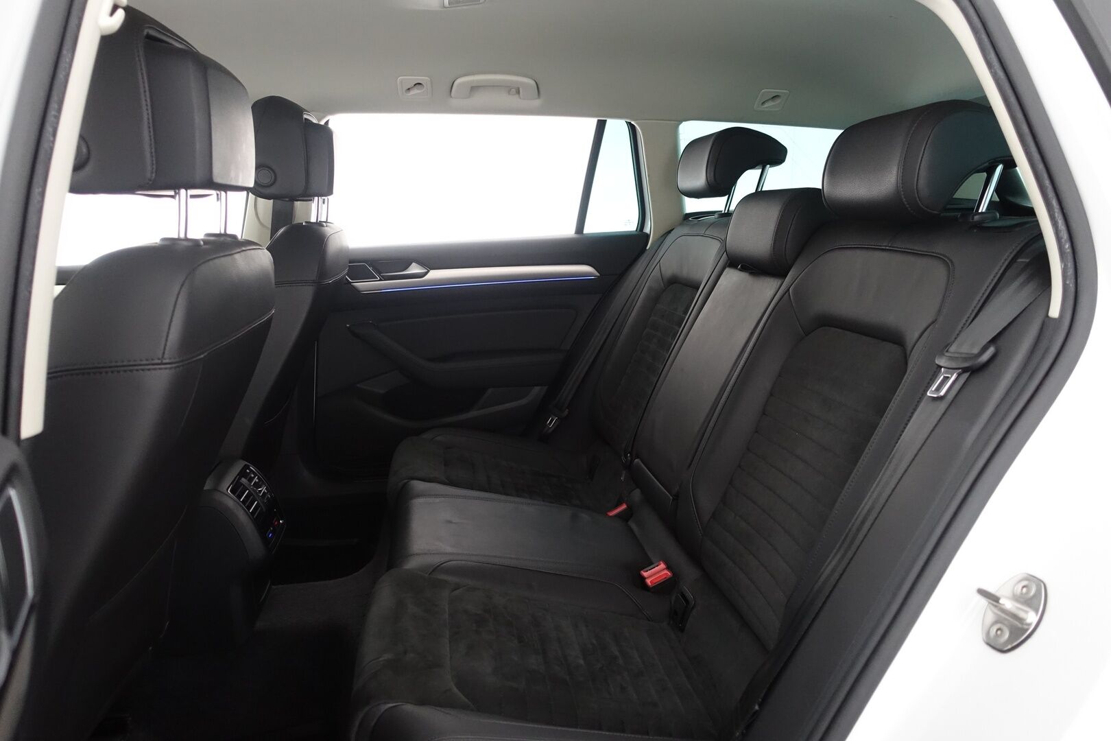 Volkswagen Passat 2017 Variant GTE Plug-In Hybrid 160 kW (218 hv) DSG  * ACC / Webasto / Dynaudio / Koukku / Nahka/Alcantara / P.Kamera * - 2 X Renkaat & Vanteet - HULLUT AVAJAISHULINAT KORKOTARJOUS 3,29 %