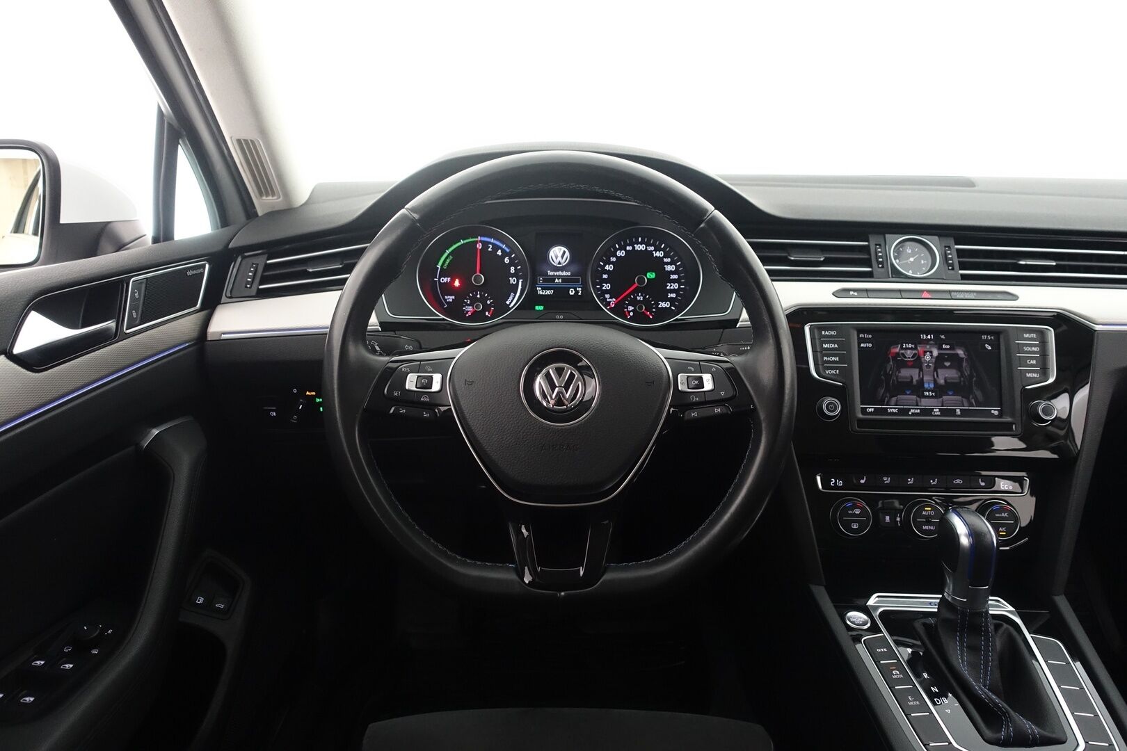 Volkswagen Passat 2017 Variant GTE Plug-In Hybrid 160 kW (218 hv) DSG  * ACC / Webasto / Dynaudio / Koukku / Nahka/Alcantara / P.Kamera * - 2 X Renkaat & Vanteet - HULLUT AVAJAISHULINAT KORKOTARJOUS 3,29 %