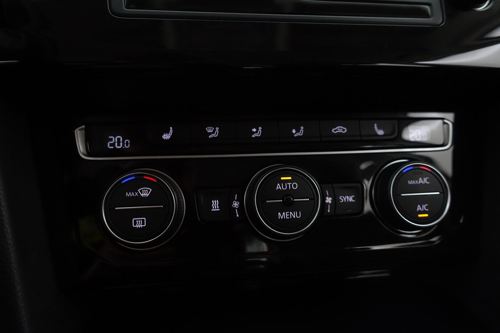 Volkswagen Passat 2017 Variant GTE Plug-In Hybrid 160 kW (218 hv) DSG  * ACC / Webasto / Dynaudio / Koukku / Nahka/Alcantara / P.Kamera * - 2 X Renkaat & Vanteet - HULLUT AVAJAISHULINAT KORKOTARJOUS 3,29 %