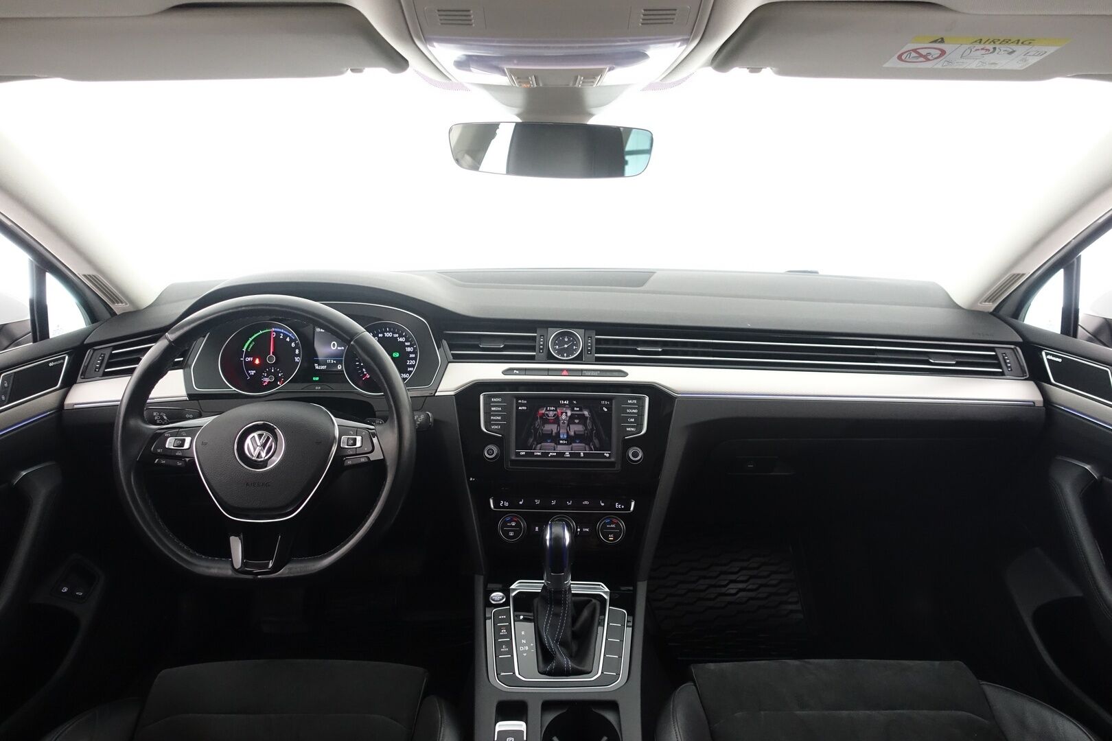 Volkswagen Passat 2017 Variant GTE Plug-In Hybrid 160 kW (218 hv) DSG  * ACC / Webasto / Dynaudio / Koukku / Nahka/Alcantara / P.Kamera * - 2 X Renkaat & Vanteet - HULLUT AVAJAISHULINAT KORKOTARJOUS 3,29 %