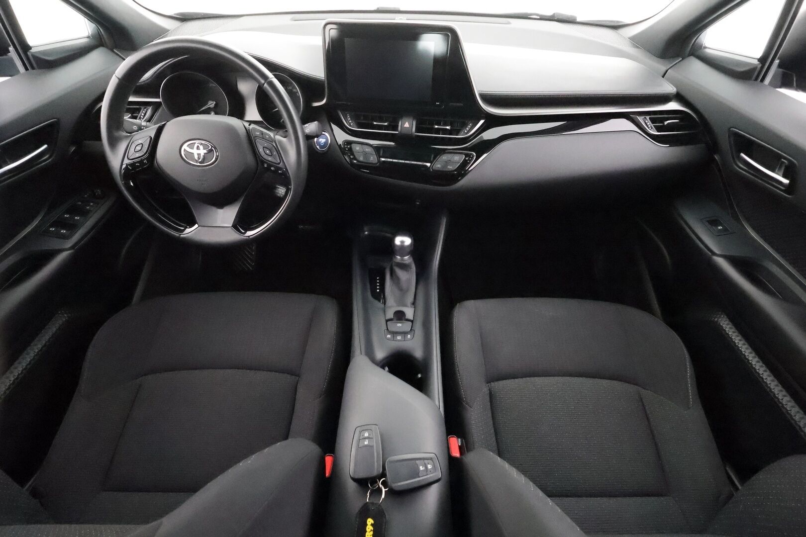 Toyota C-HR 2019 1,8 Hybrid Active Edition - | ACC | P.kamera | Navi | Lohkolämmitin | Keyless | Lane Assist | RSA | Aut. pitkät | Bluetooth | 2x renkaat aluin | Huoltokirja | 