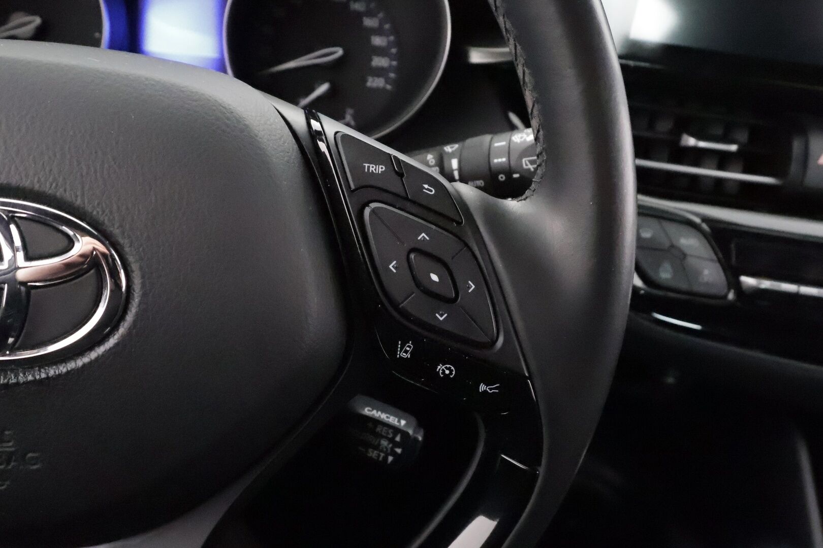 Toyota C-HR 2019 1,8 Hybrid Active Edition - | ACC | P.kamera | Navi | Lohkolämmitin | Keyless | Lane Assist | RSA | Aut. pitkät | Bluetooth | 2x renkaat aluin | Huoltokirja | 