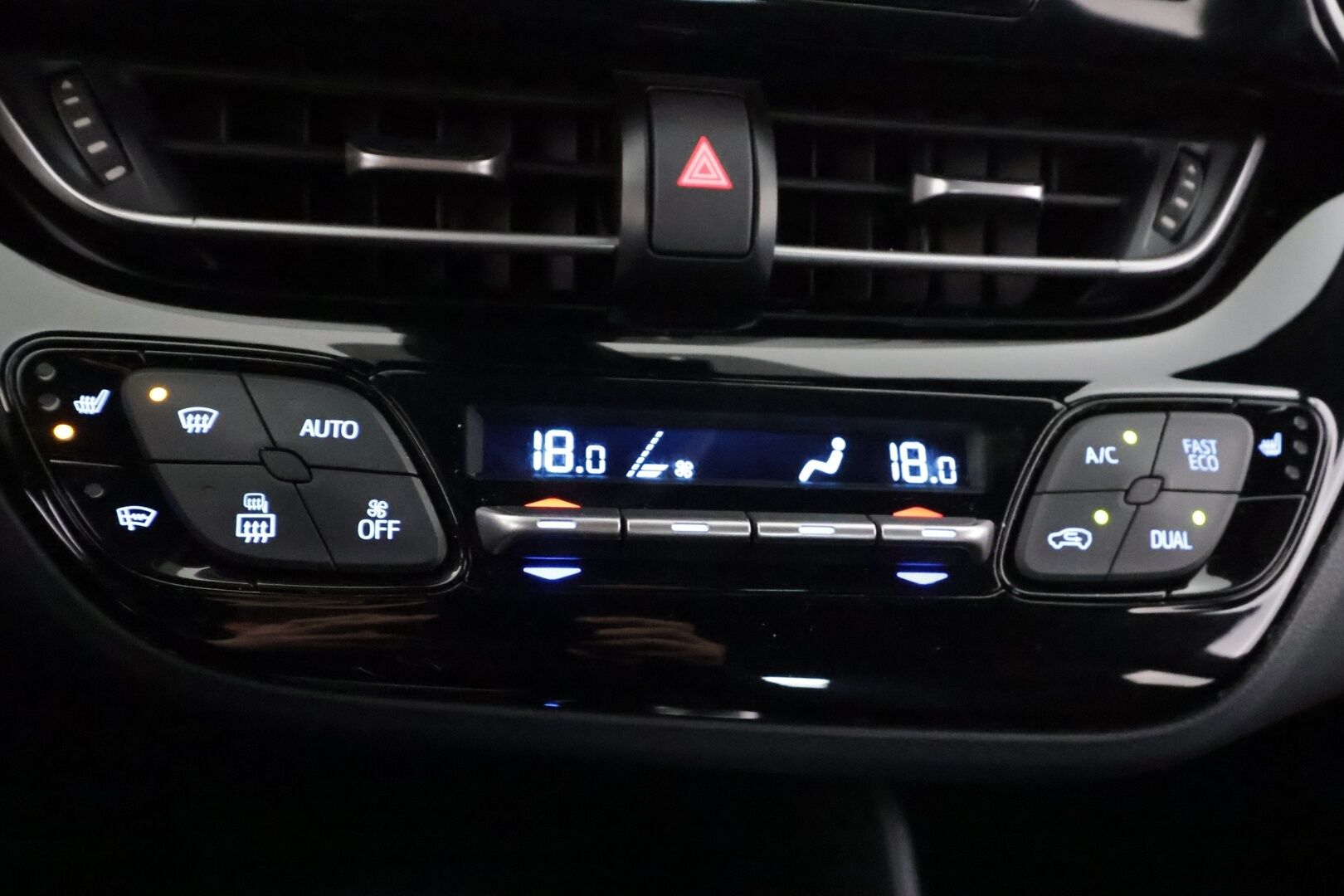 Toyota C-HR 2019 1,8 Hybrid Active Edition - | ACC | P.kamera | Navi | Lohkolämmitin | Keyless | Lane Assist | RSA | Aut. pitkät | Bluetooth | 2x renkaat aluin | Huoltokirja | 
