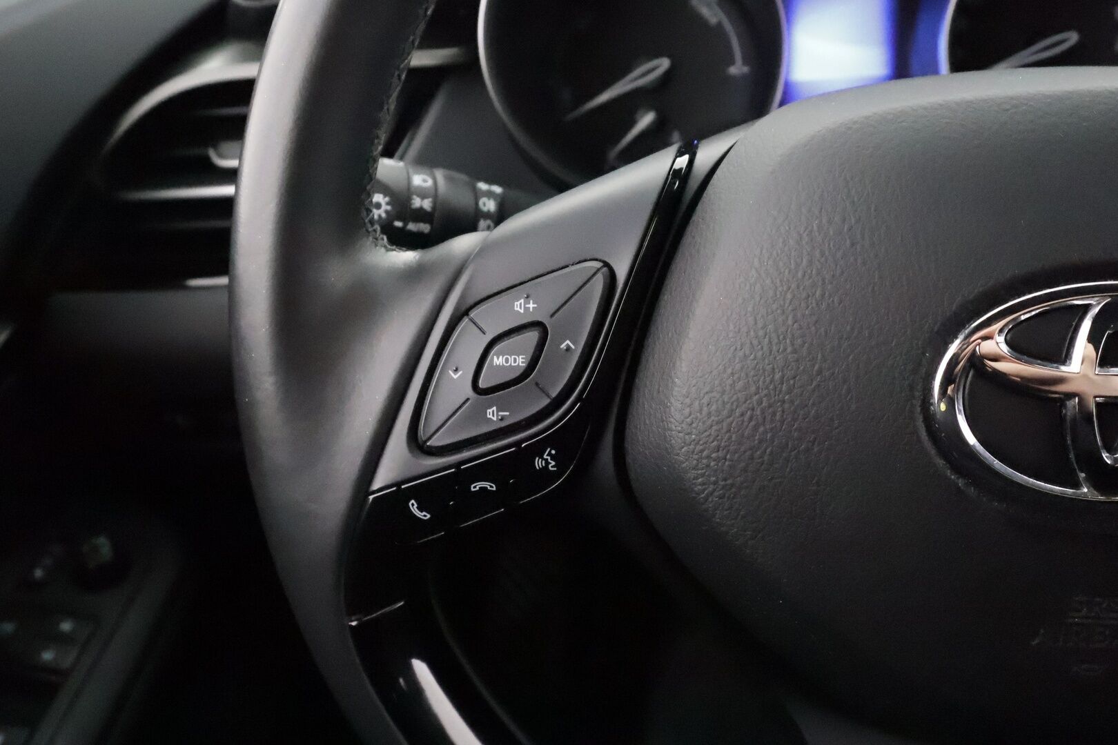 Toyota C-HR 2019 1,8 Hybrid Active Edition - | ACC | P.kamera | Navi | Lohkolämmitin | Keyless | Lane Assist | RSA | Aut. pitkät | Bluetooth | 2x renkaat aluin | Huoltokirja | 