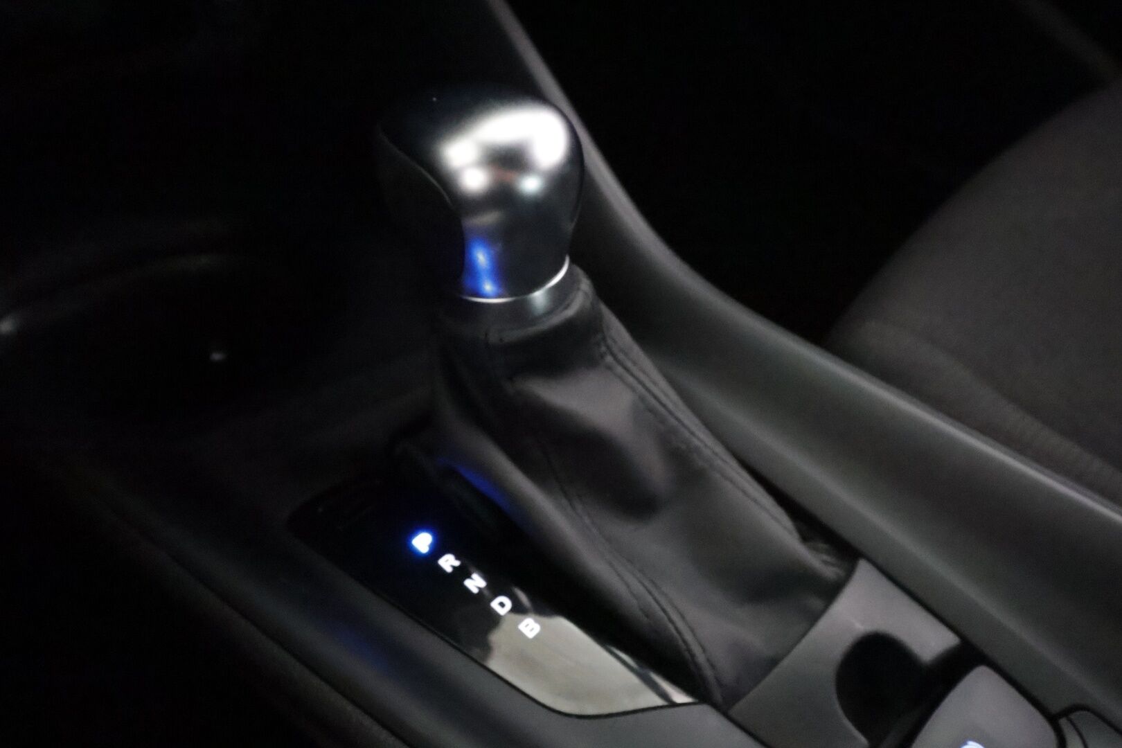Toyota C-HR 2019 1,8 Hybrid Active Edition - | ACC | P.kamera | Navi | Lohkolämmitin | Keyless | Lane Assist | RSA | Aut. pitkät | Bluetooth | 2x renkaat aluin | Huoltokirja | 