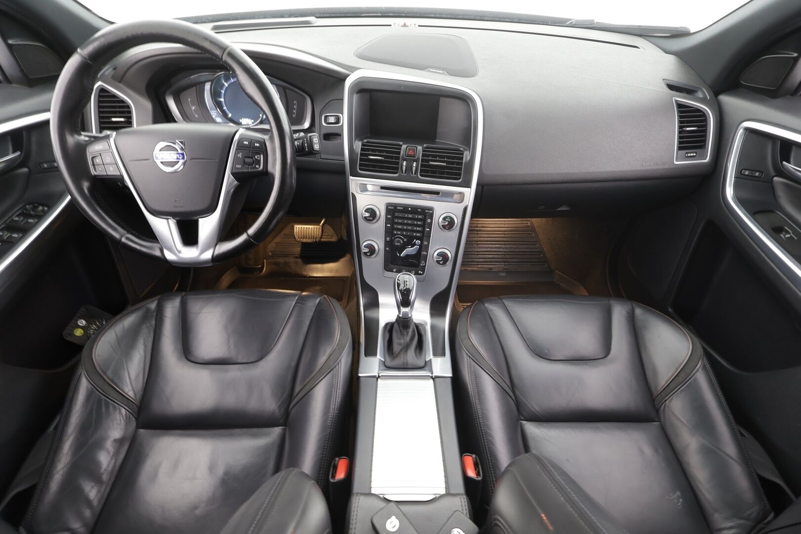 Volvo XC60 2016 D4 AWD Business aut * H&K / Webasto / Koukku / Xenon / Panorama / Kaistavahti / Navi * - Muistipenkki / P.tutkat / Kahdet renkaat aluvanteilla