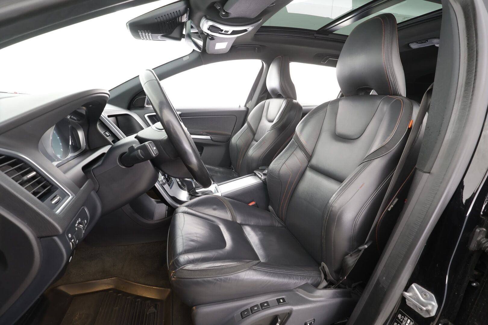 Volvo XC60 2016 D4 AWD Business aut * H&K / Webasto / Koukku / Xenon / Panorama / Kaistavahti / Navi * - Muistipenkki / P.tutkat / Kahdet renkaat aluvanteilla