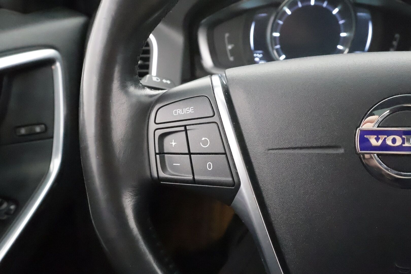 Volvo XC60 2016 D4 AWD Business aut * H&K / Webasto / Koukku / Xenon / Panorama / Kaistavahti / Navi * - Muistipenkki / P.tutkat / Kahdet renkaat aluvanteilla