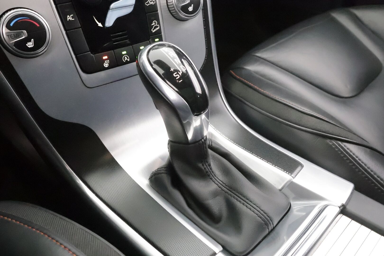 Volvo XC60 2016 D4 AWD Business aut * H&K / Webasto / Koukku / Xenon / Panorama / Kaistavahti / Navi * - Muistipenkki / P.tutkat / Kahdet renkaat aluvanteilla