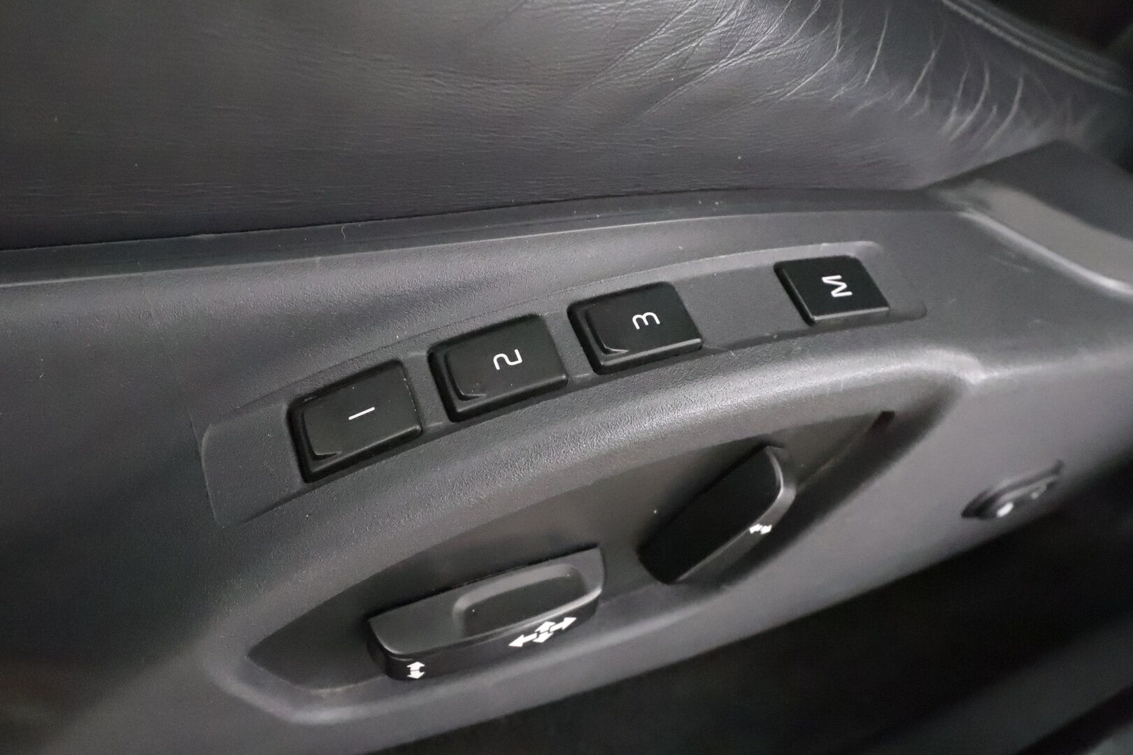 Volvo XC60 2016 D4 AWD Business aut * H&K / Webasto / Koukku / Xenon / Panorama / Kaistavahti / Navi * - Muistipenkki / P.tutkat / Kahdet renkaat aluvanteilla