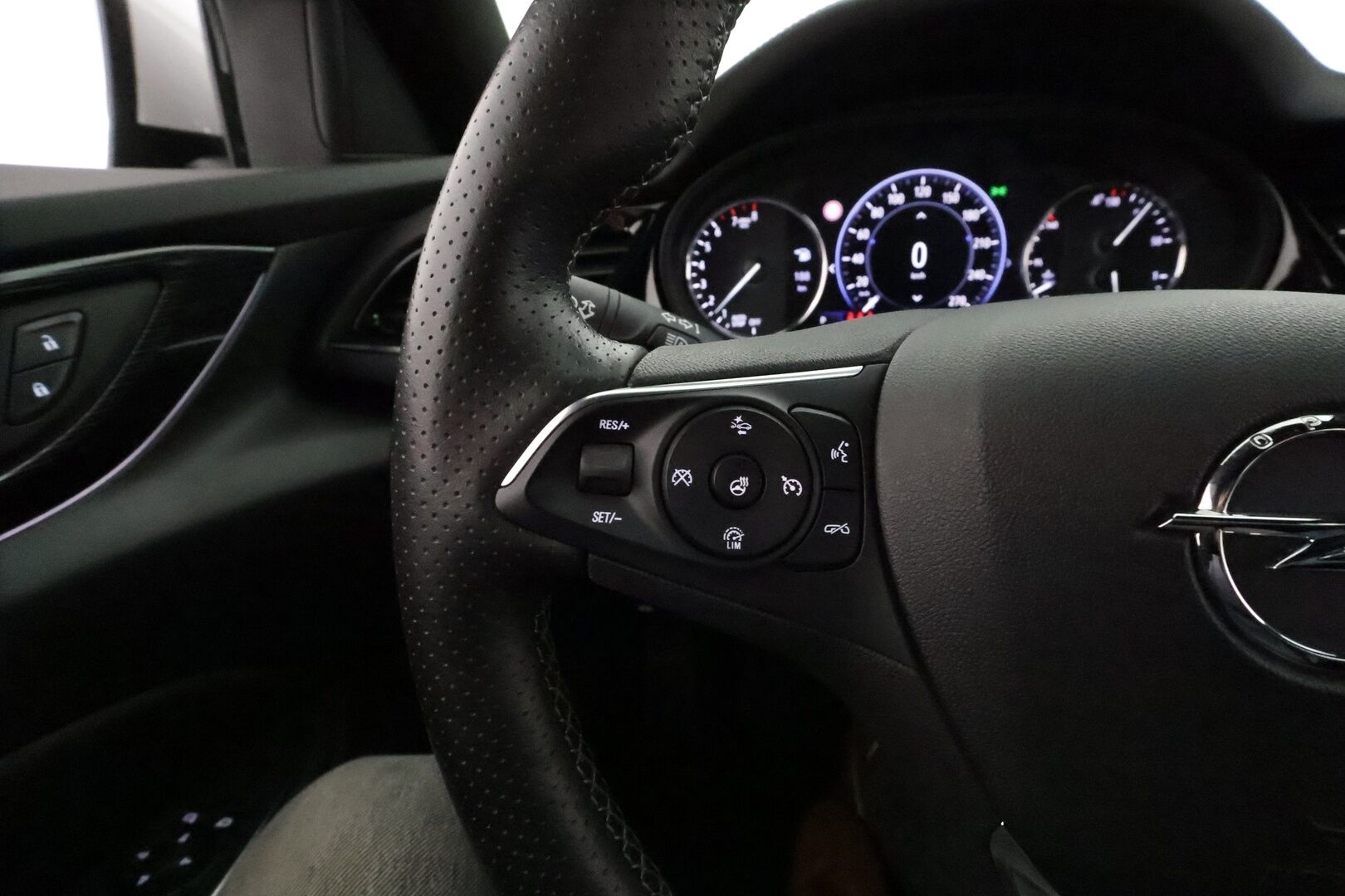 Opel Insignia 2019 Grand Sport Innovation Plus 200 Turbo A **Adapt.vakkari / Webasto / IntelliLux LED / Koukku / Navi / HUD** - Suomi-auto / Kahdet renkaat aluvanteilla / Puolinahat / KeylessGo / Ratin lämmitin