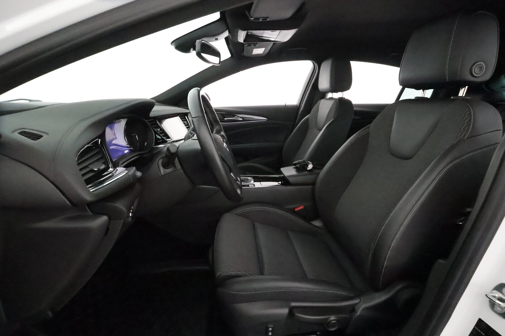 Opel Insignia 2019 Grand Sport Innovation Plus 200 Turbo A **Adapt.vakkari / Webasto / IntelliLux LED / Koukku / Navi / HUD** - Suomi-auto / Kahdet renkaat aluvanteilla / Puolinahat / KeylessGo / Ratin lämmitin