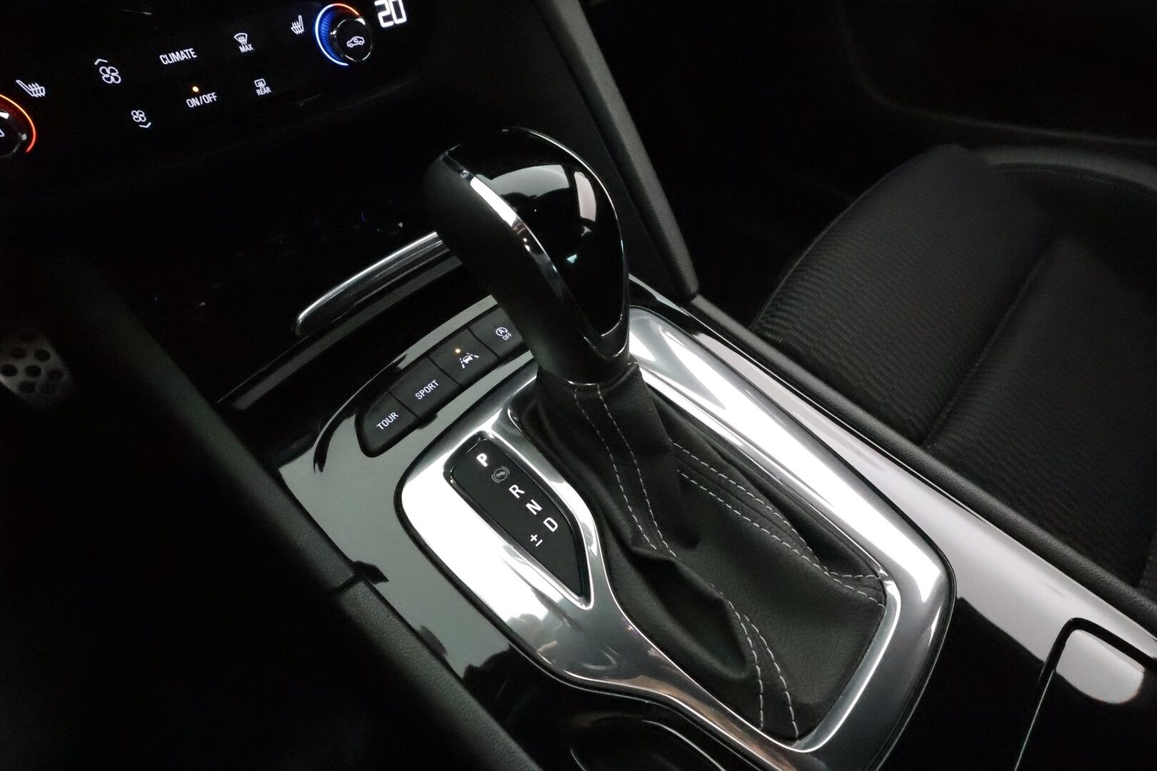 Opel Insignia 2019 Grand Sport Innovation Plus 200 Turbo A **Adapt.vakkari / Webasto / IntelliLux LED / Koukku / Navi / HUD** - Suomi-auto / Kahdet renkaat aluvanteilla / Puolinahat / KeylessGo / Ratin lämmitin