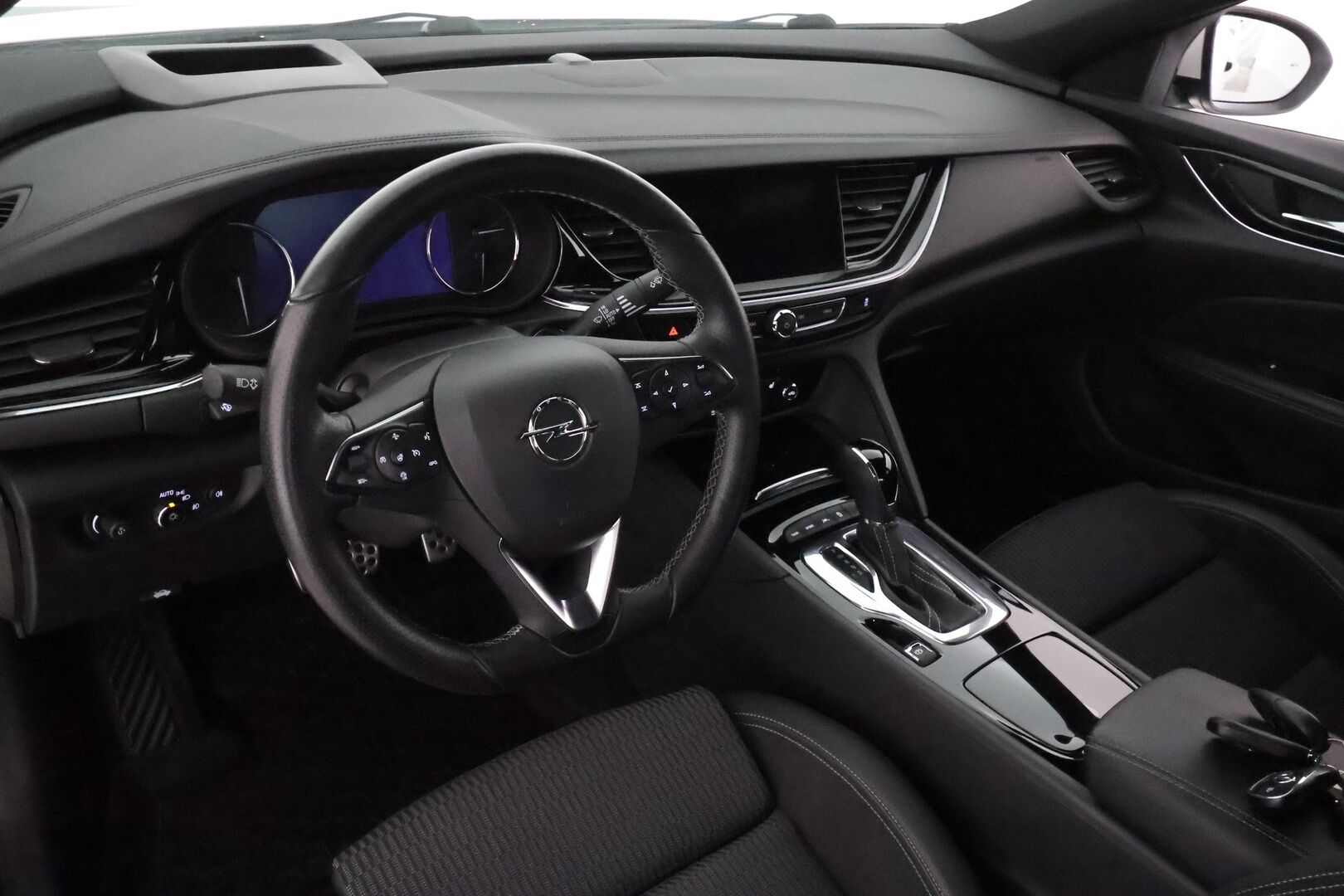 Opel Insignia 2019 Grand Sport Innovation Plus 200 Turbo A **Adapt.vakkari / Webasto / IntelliLux LED / Koukku / Navi / HUD** - Suomi-auto / Kahdet renkaat aluvanteilla / Puolinahat / KeylessGo / Ratin lämmitin