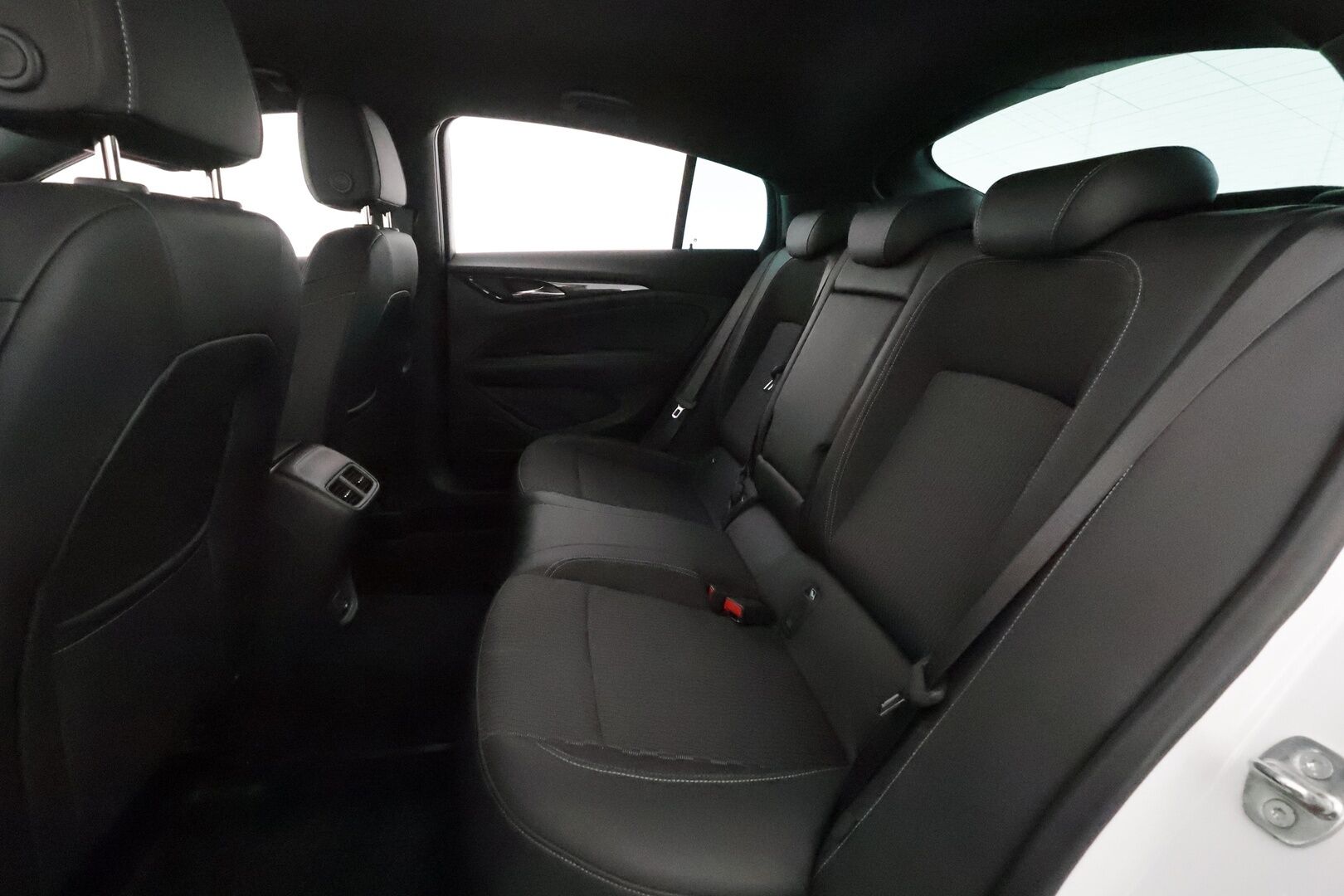 Opel Insignia 2019 Grand Sport Innovation Plus 200 Turbo A **Adapt.vakkari / Webasto / IntelliLux LED / Koukku / Navi / HUD** - Suomi-auto / Kahdet renkaat aluvanteilla / Puolinahat / KeylessGo / Ratin lämmitin