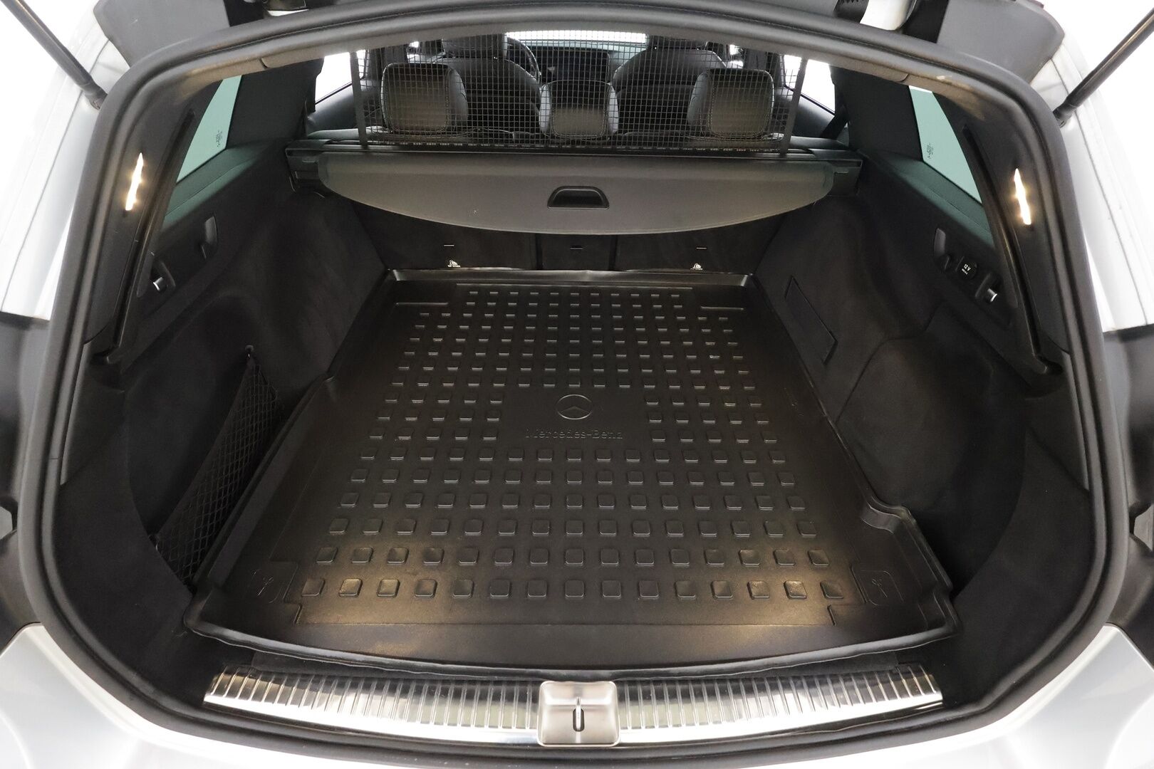 Mercedes-Benz E 2017 200 T A AMG * Vakkari / P.kamera / Lohko+Sisä / Widescreen / Sporttipenkit / Sähköluukku / Navi * - Kahdet renkaat aluvanteilla / Merkkihuollettu