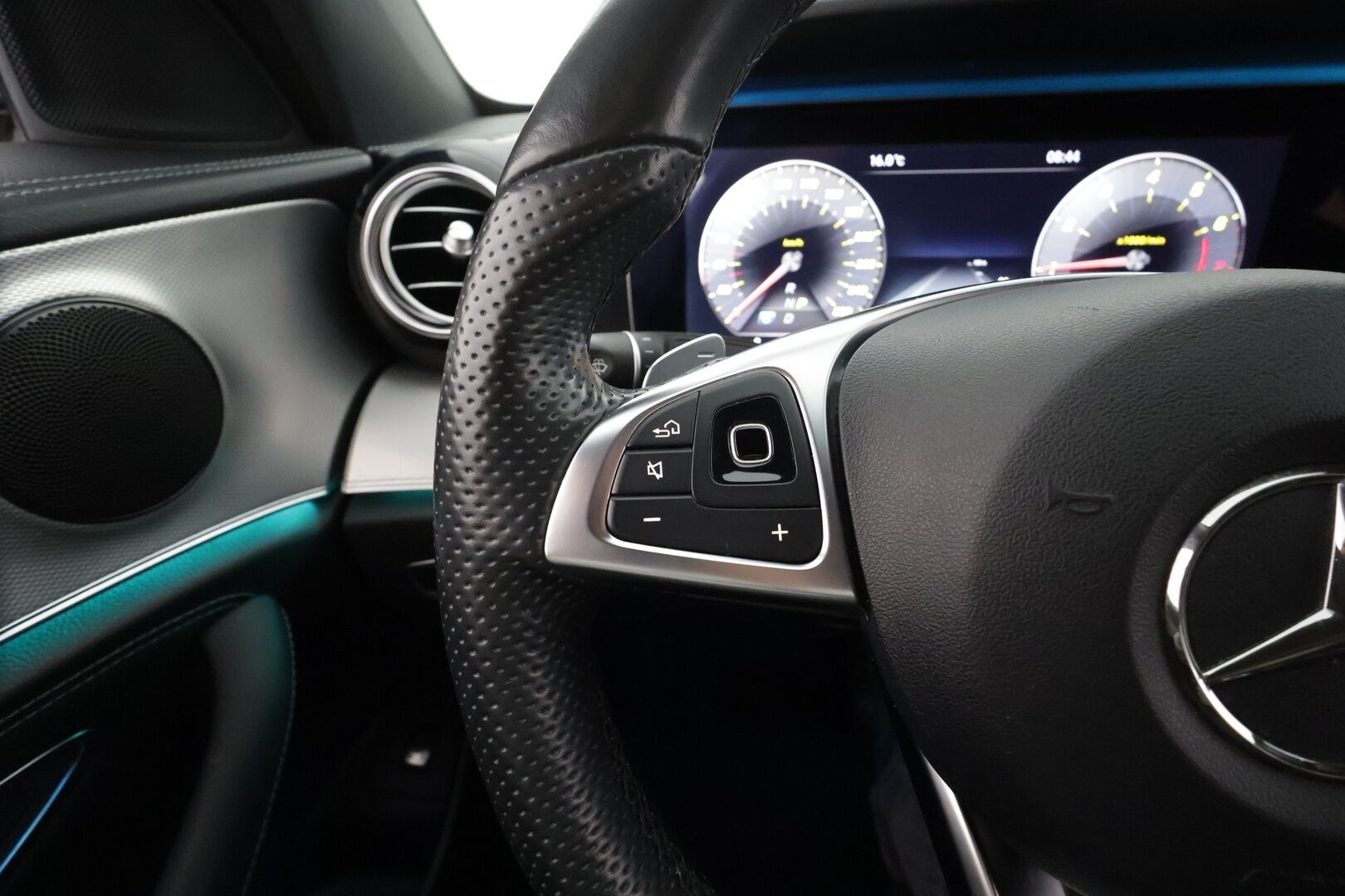 Mercedes-Benz E 2017 200 T A AMG * Vakkari / P.kamera / Lohko+Sisä / Widescreen / Sporttipenkit / Sähköluukku / Navi * - Kahdet renkaat aluvanteilla / Merkkihuollettu