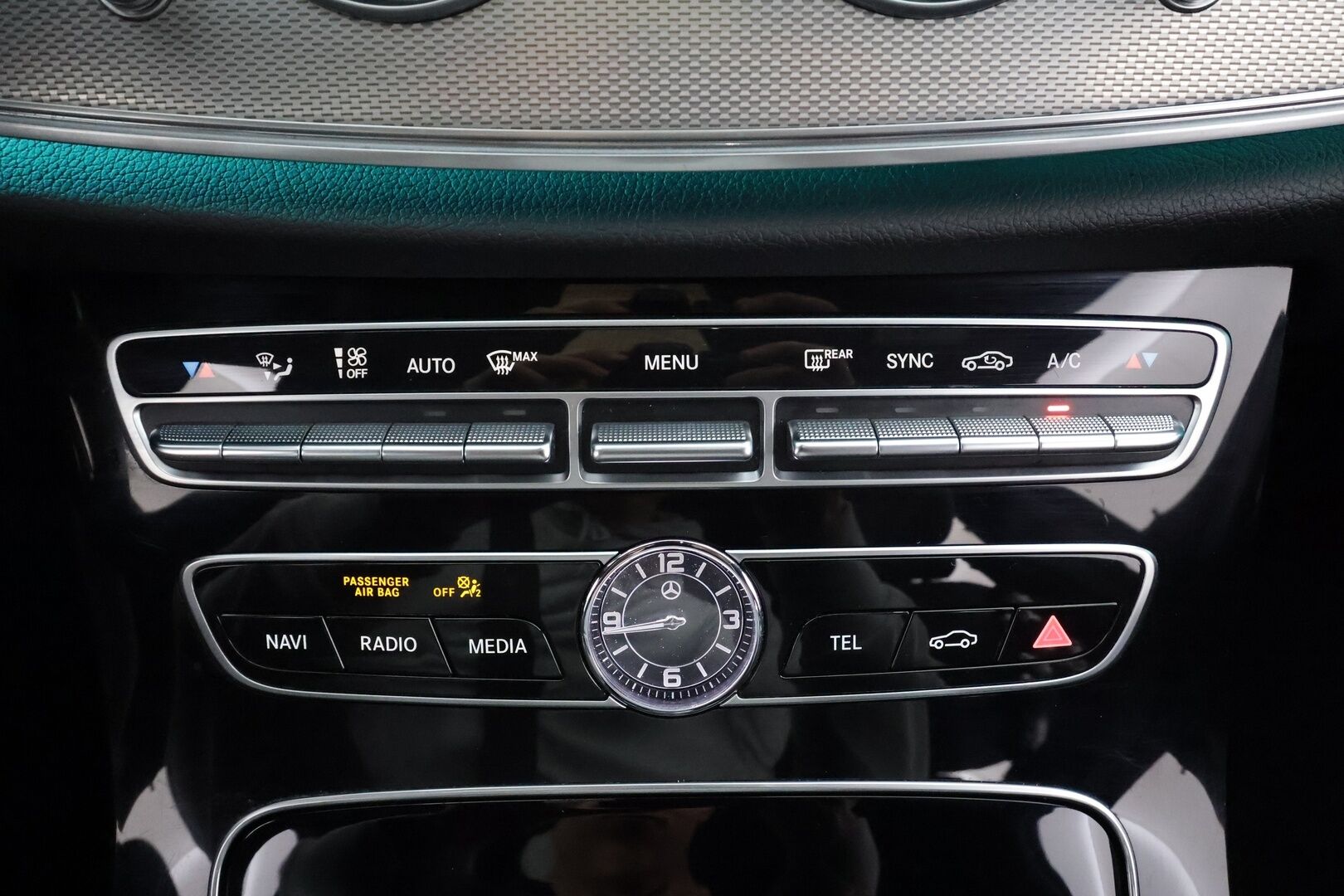 Mercedes-Benz E 2017 200 T A AMG * Vakkari / P.kamera / Lohko+Sisä / Widescreen / Sporttipenkit / Sähköluukku / Navi * - Kahdet renkaat aluvanteilla / Merkkihuollettu