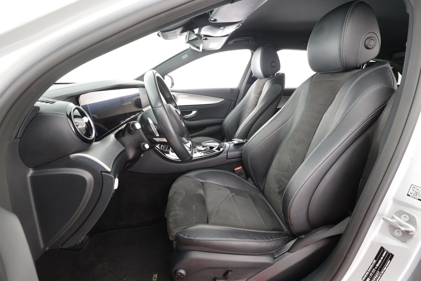 Mercedes-Benz E 2017 200 T A AMG * Vakkari / P.kamera / Lohko+Sisä / Widescreen / Sporttipenkit / Sähköluukku / Navi * - Kahdet renkaat aluvanteilla / Merkkihuollettu