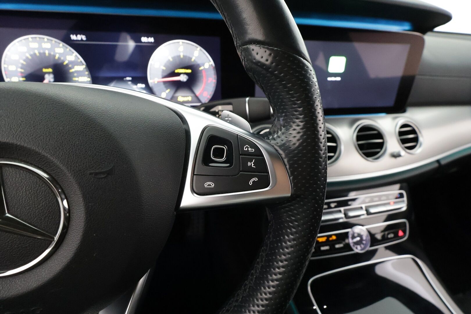 Mercedes-Benz E 2017 200 T A AMG * Vakkari / P.kamera / Lohko+Sisä / Widescreen / Sporttipenkit / Sähköluukku / Navi * - Kahdet renkaat aluvanteilla / Merkkihuollettu