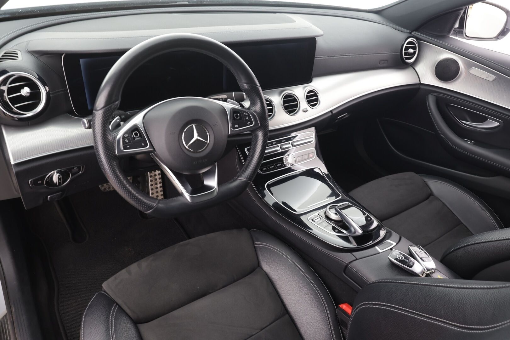 Mercedes-Benz E 2017 200 T A AMG * Vakkari / P.kamera / Lohko+Sisä / Widescreen / Sporttipenkit / Sähköluukku / Navi * - Kahdet renkaat aluvanteilla / Merkkihuollettu