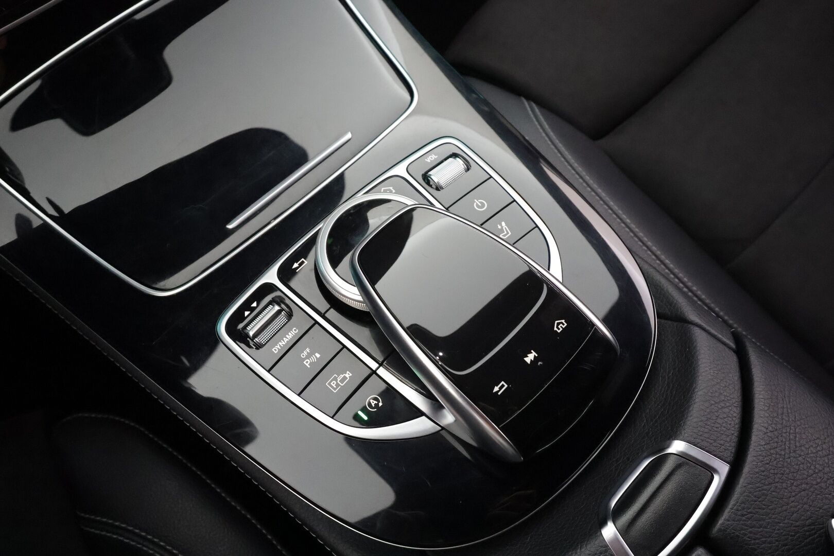 Mercedes-Benz E 2017 200 T A AMG * Vakkari / P.kamera / Lohko+Sisä / Widescreen / Sporttipenkit / Sähköluukku / Navi * - Kahdet renkaat aluvanteilla / Merkkihuollettu