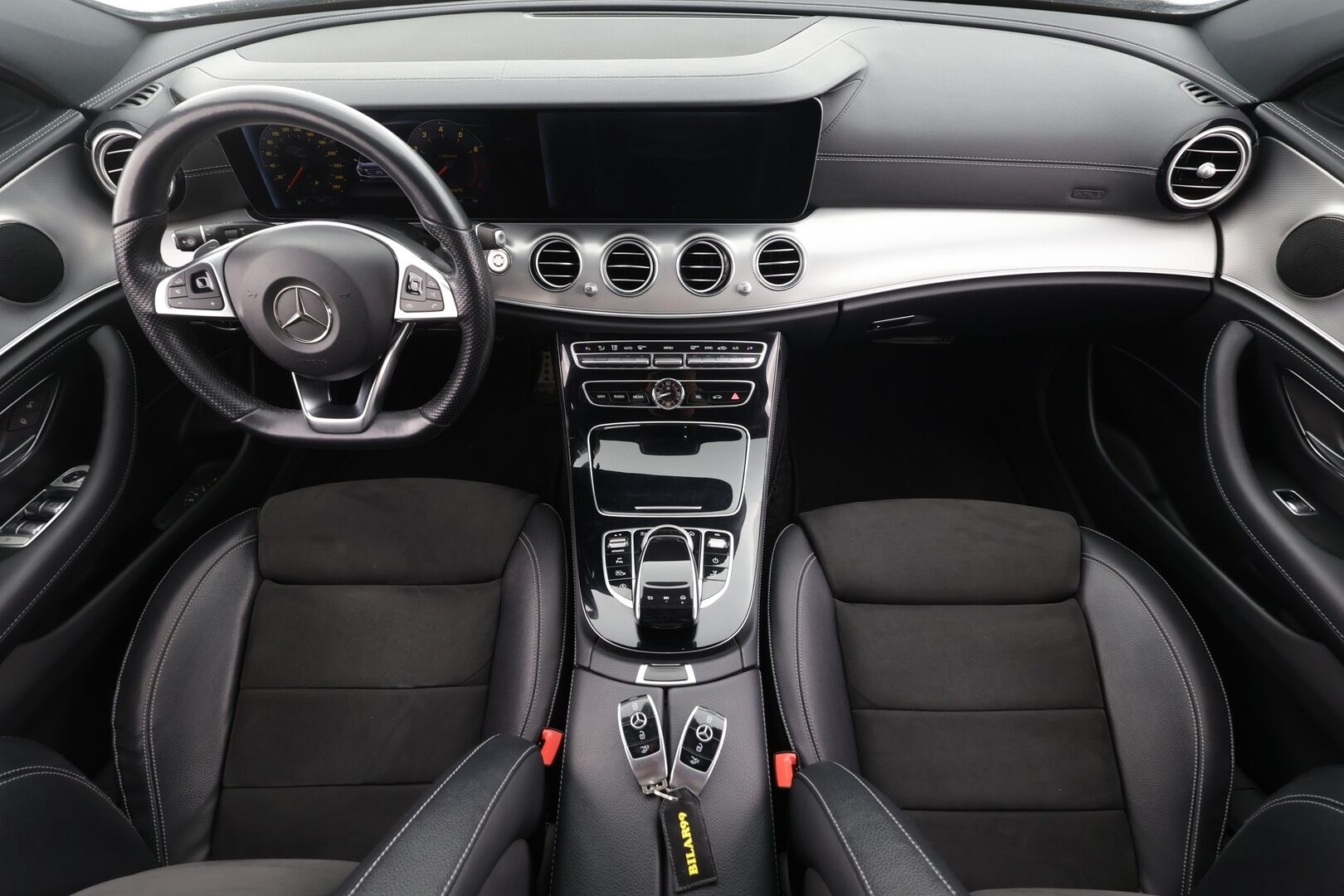 Mercedes-Benz E 2017 200 T A AMG * Vakkari / P.kamera / Lohko+Sisä / Widescreen / Sporttipenkit / Sähköluukku / Navi * - Kahdet renkaat aluvanteilla / Merkkihuollettu