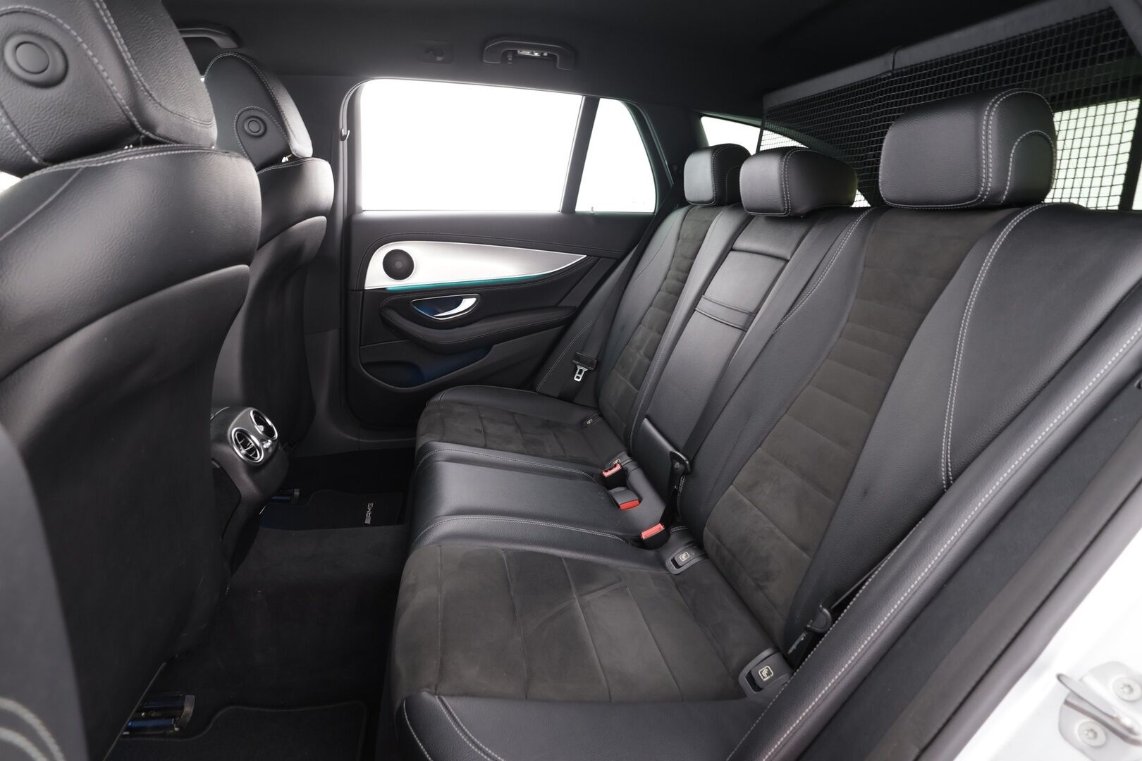 Mercedes-Benz E 2017 200 T A AMG * Vakkari / P.kamera / Lohko+Sisä / Widescreen / Sporttipenkit / Sähköluukku / Navi * - Kahdet renkaat aluvanteilla / Merkkihuollettu