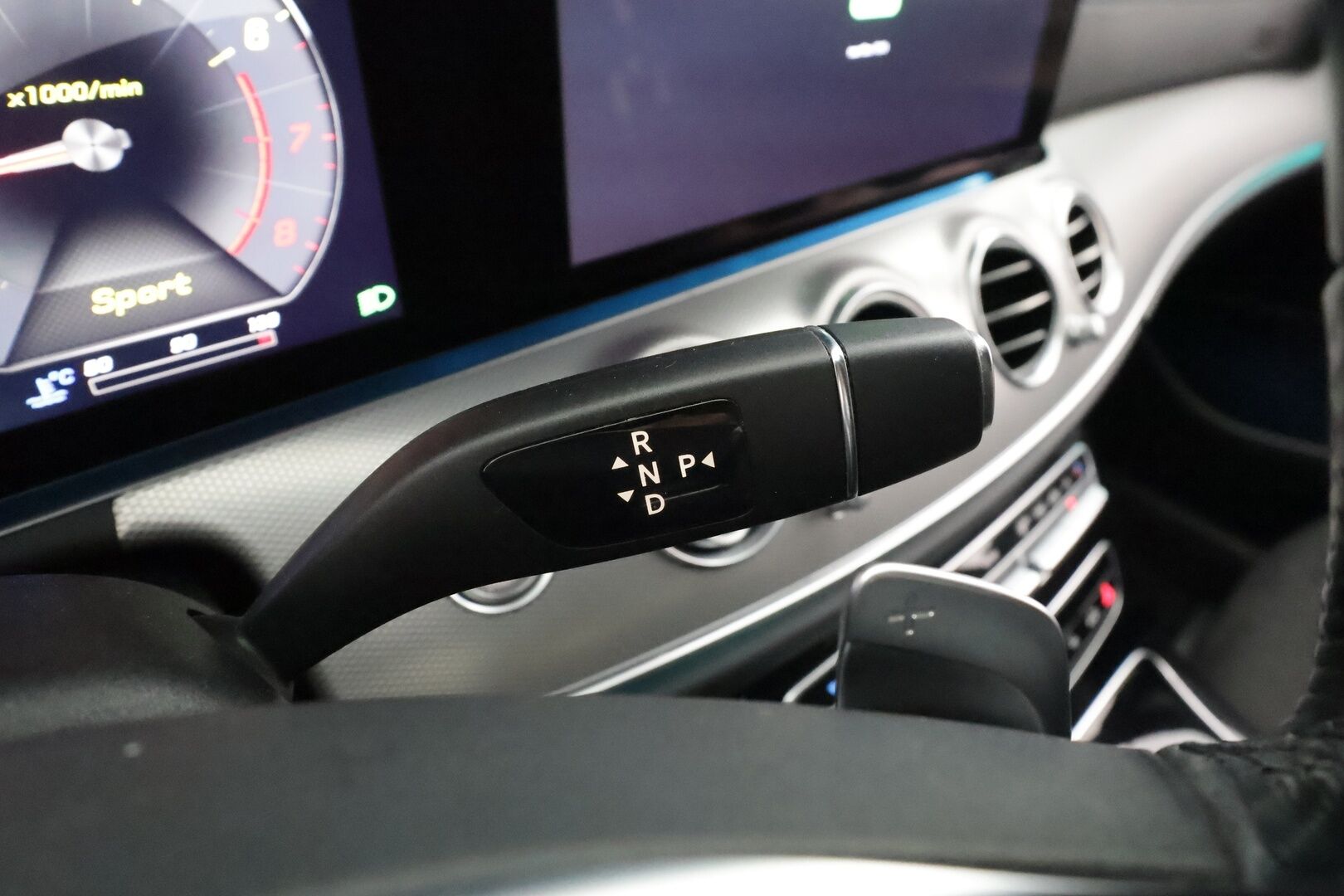 Mercedes-Benz E 2017 200 T A AMG * Vakkari / P.kamera / Lohko+Sisä / Widescreen / Sporttipenkit / Sähköluukku / Navi * - Kahdet renkaat aluvanteilla / Merkkihuollettu