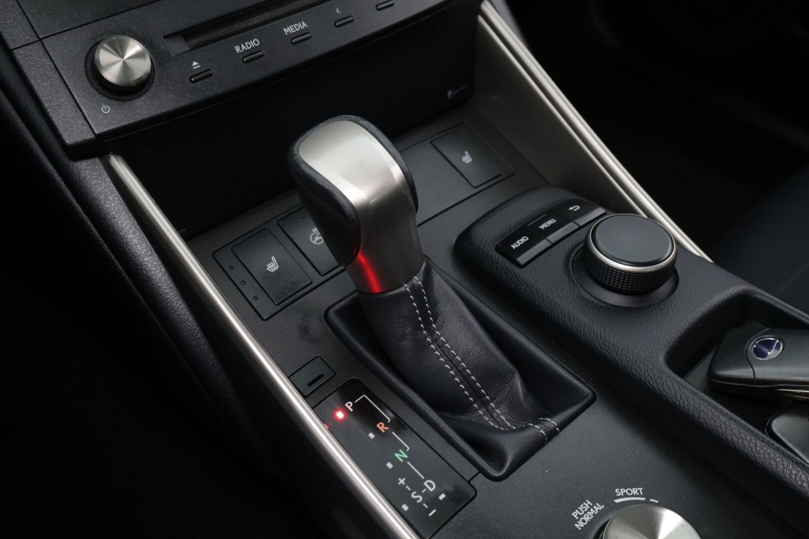 Lexus IS 2015 300h Comfort Business ** Osanahat / Navi / Kamera / Vakkari