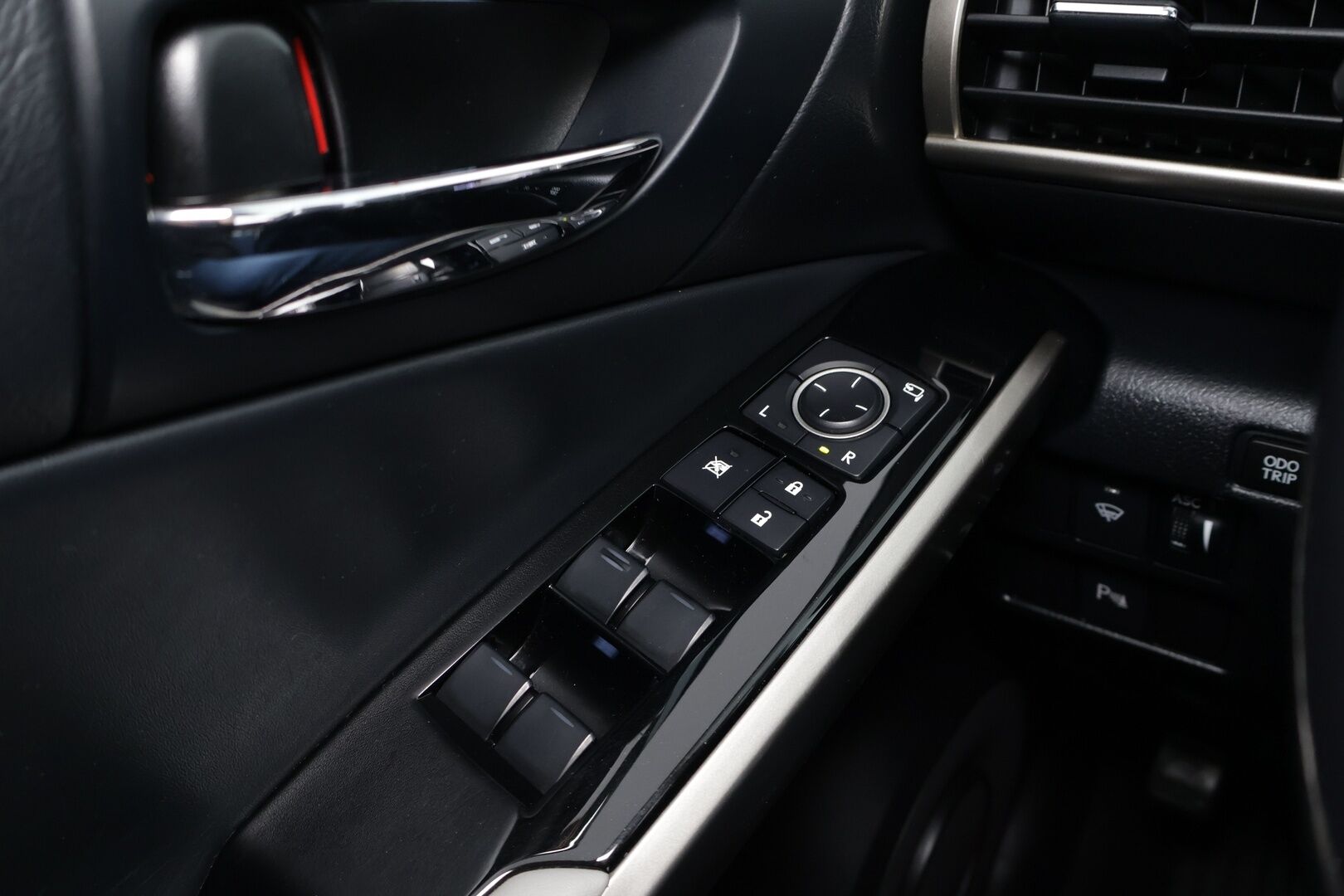 Lexus IS 2015 300h Comfort Business ** Osanahat / Navi / Kamera / Vakkari