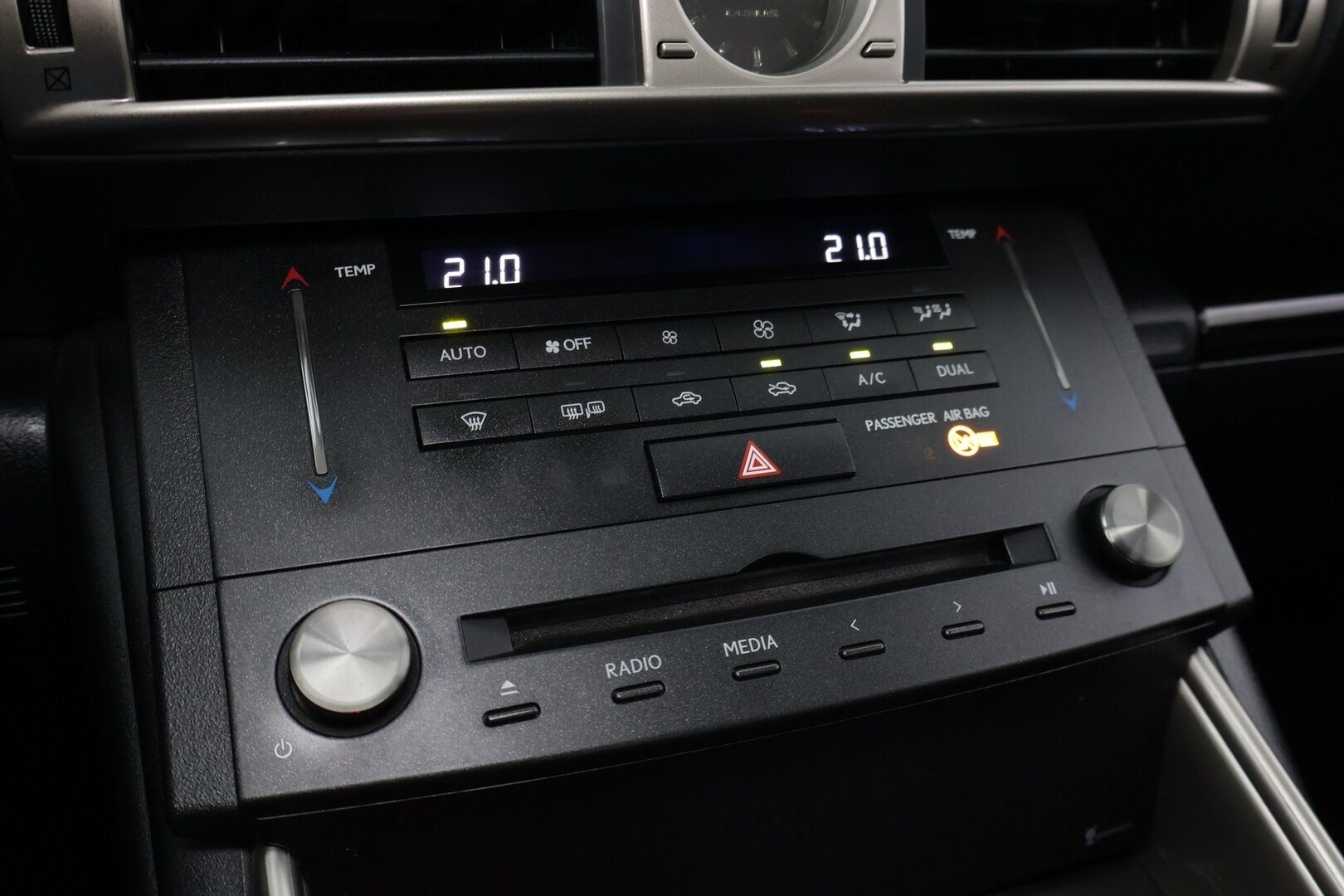 Lexus IS 2015 300h Comfort Business ** Osanahat / Navi / Kamera / Vakkari