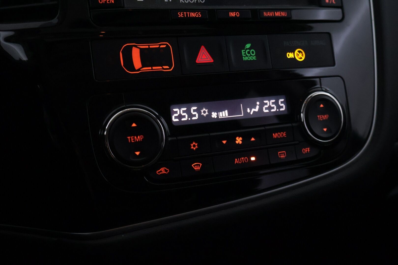 Mitsubishi OUTLANDER PHEV 2014 Instyle Navi 4WD 5P *Rockford Fosgate / Peruutuskamera / Koukku / Nahkasisusta / S.kontti / Navi* - Juuri huollettu ja leimattu! / 2xalumiini vantein