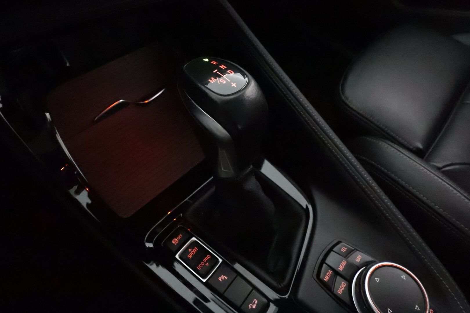 BMW X1 2016 F48 xDrive25dA Xline *ACC / Harman&Kardon / Panorama / HUD / Muistipenkit / ComfortAccess / P.kamera / Koukku* - Hyvät varusteet! 