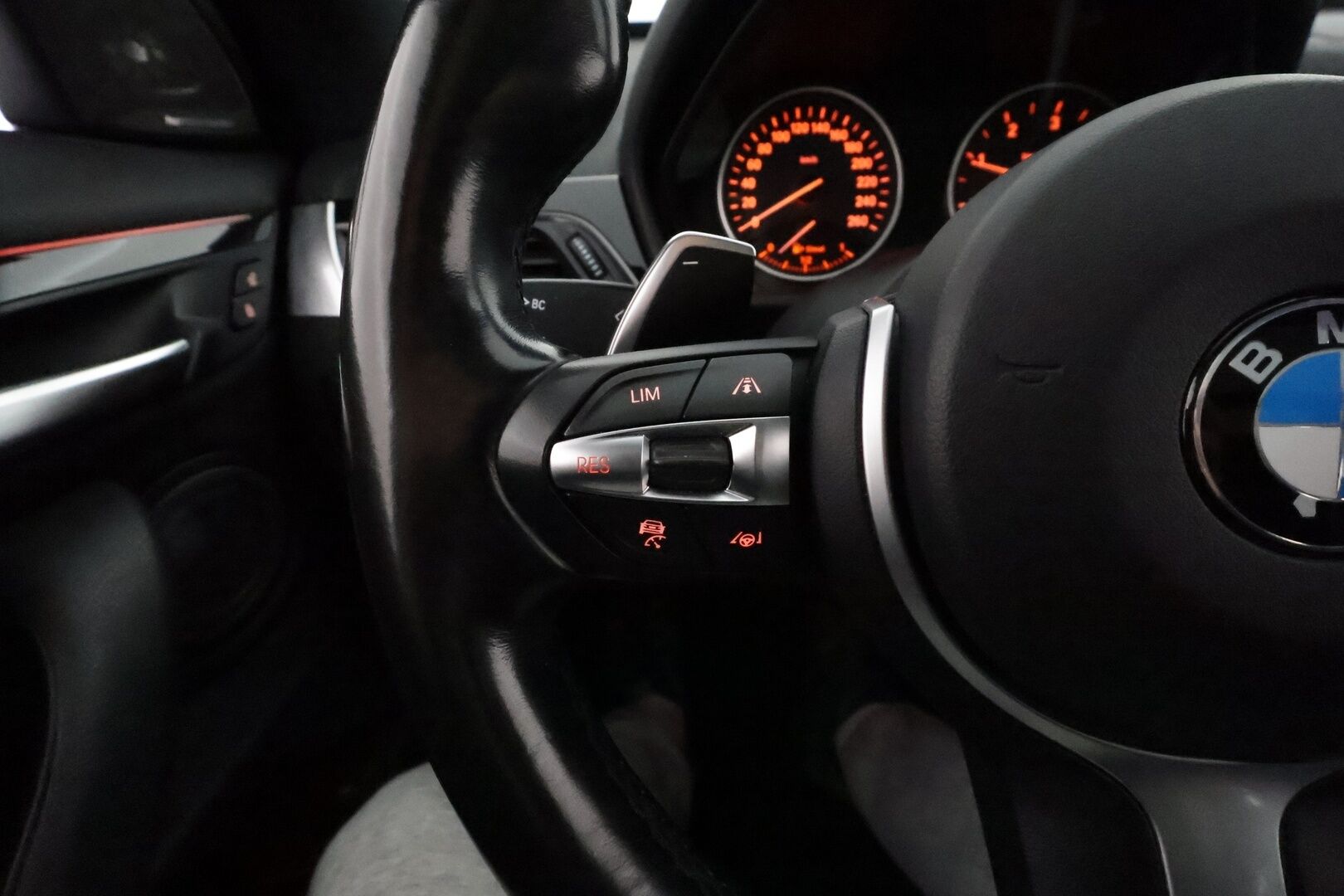 BMW X1 2016 F48 xDrive25dA Xline *ACC / Harman&Kardon / Panorama / HUD / Muistipenkit / ComfortAccess / P.kamera / Koukku* - Hyvät varusteet! 