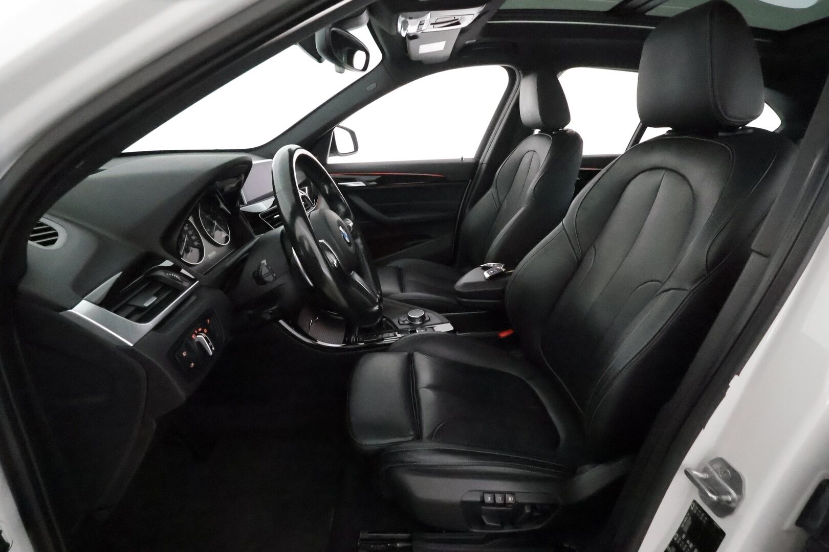 BMW X1 2016 F48 xDrive25dA Xline *ACC / Harman&Kardon / Panorama / HUD / Muistipenkit / ComfortAccess / P.kamera / Koukku* - Hyvät varusteet! 