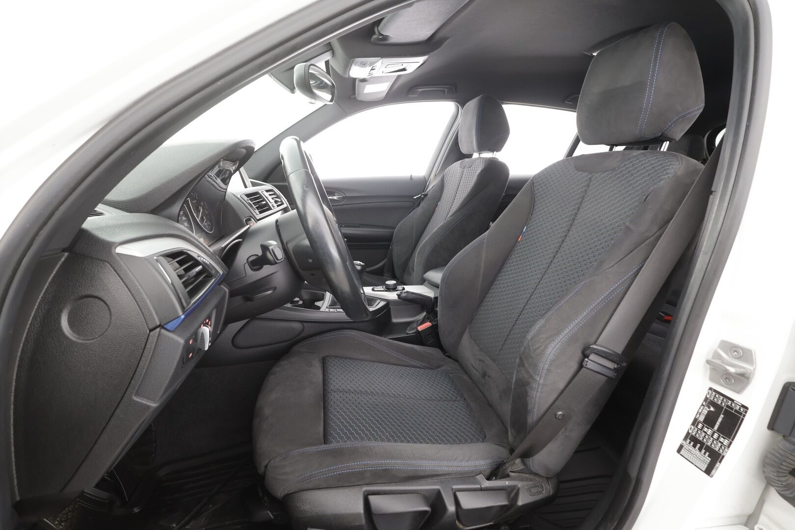 BMW 118 2017 F20 Hatchback 118i Business M Sport - Alcantara Sporttipenkit | ShadowLine | LED | M Sport Alusta | Vakkari | Peruutustutka | Näyttävä!