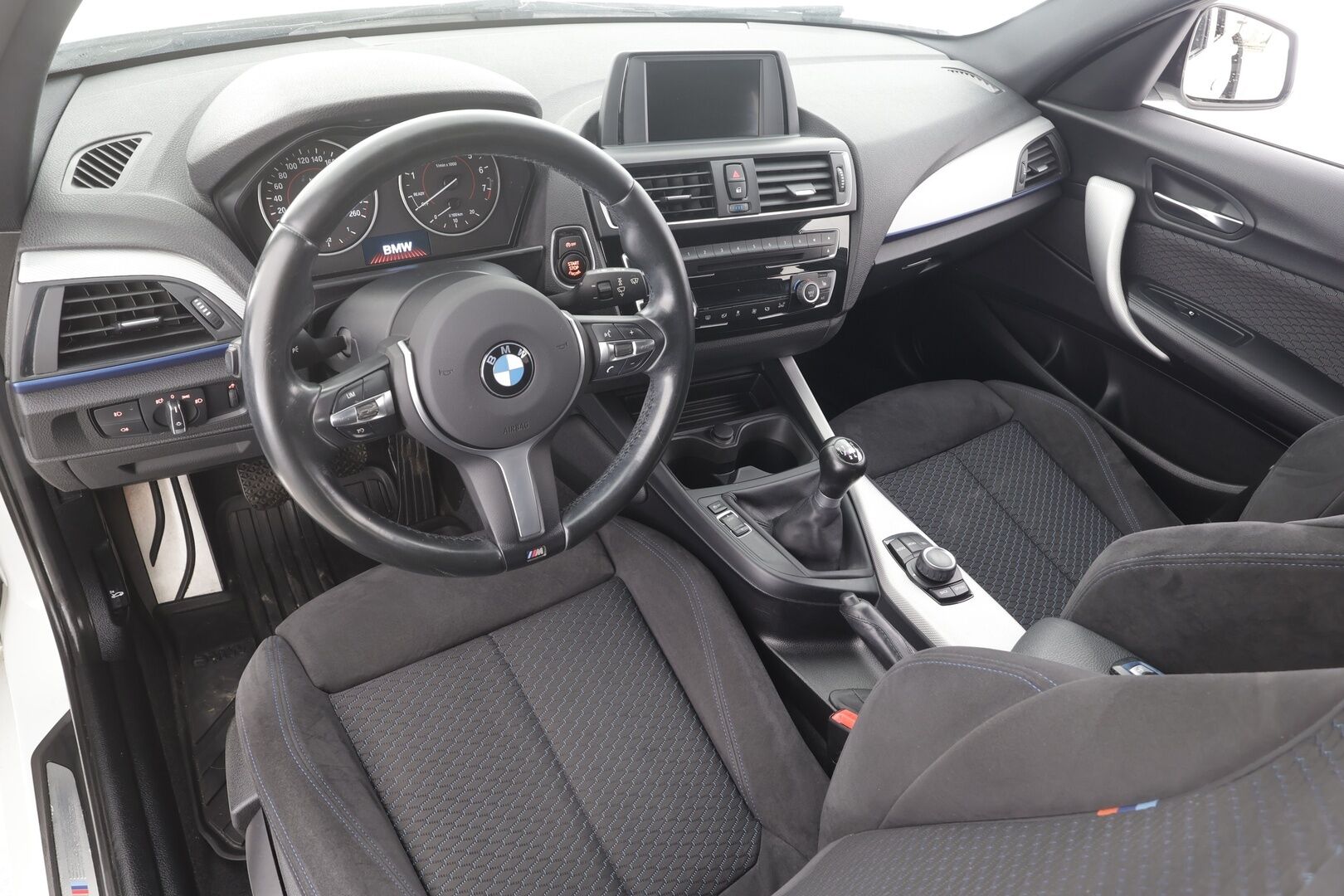 BMW 118 2017 F20 Hatchback 118i Business M Sport - Alcantara Sporttipenkit | ShadowLine | LED | M Sport Alusta | Vakkari | Peruutustutka | Näyttävä!