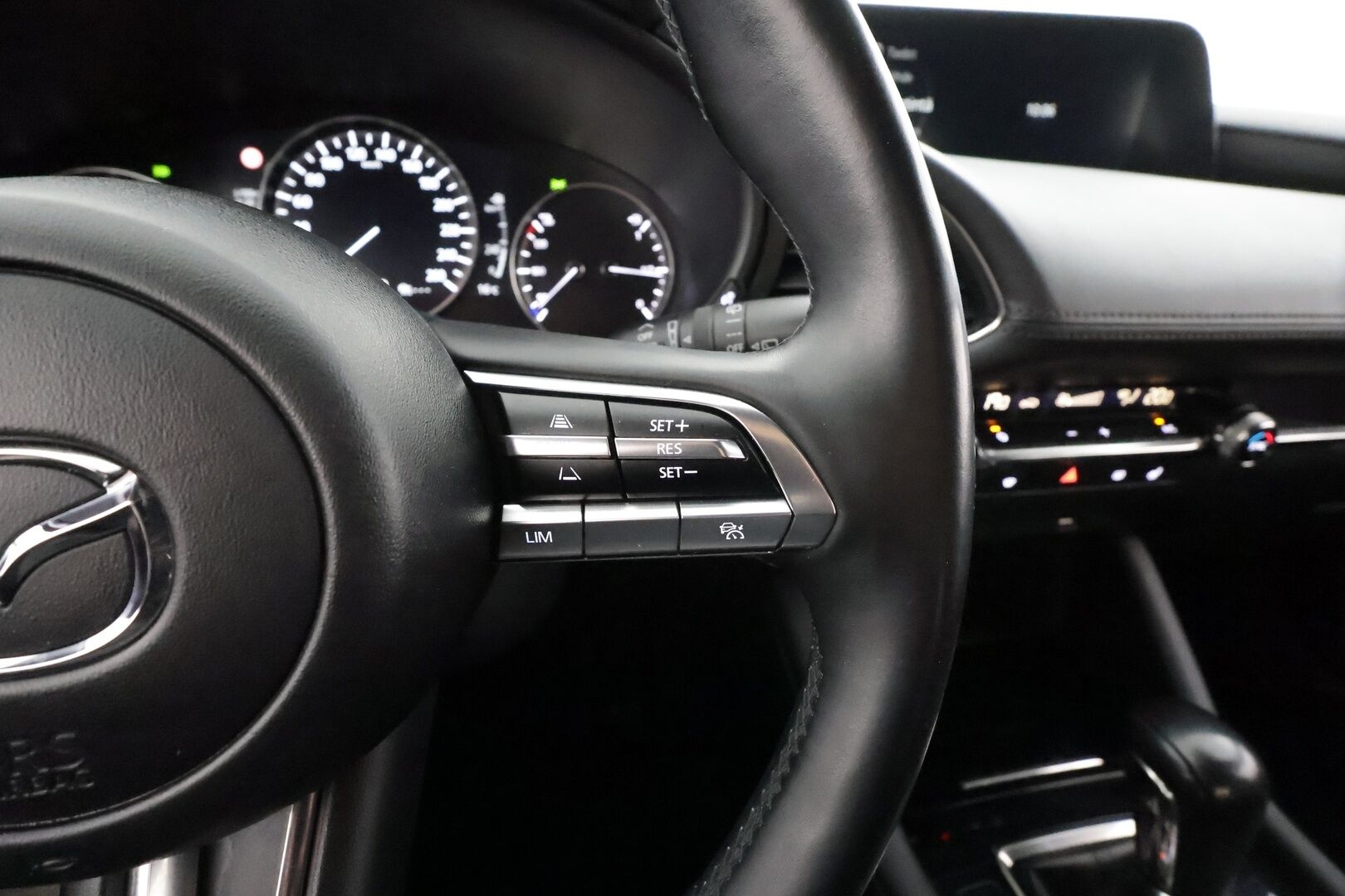 Mazda 3 2020 Hatchback 2,0 SKYACTIV-G Vision Plus Business AT * Webasto / ACC / LED / P.Kamera / Navi / Kaistavahti / Keyless * - HUD / Suomi-auto / Kahdet renkaat aluvanteilla - HULLUT AVAJAISHULINAT KORKOTARJOUS 3,29 %